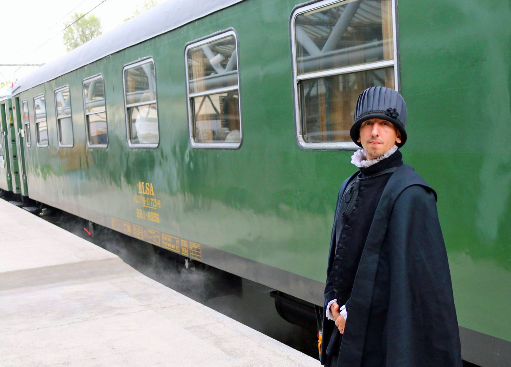 Felipe II da la bienvenida al tren en la estación de Príncipe Pío.