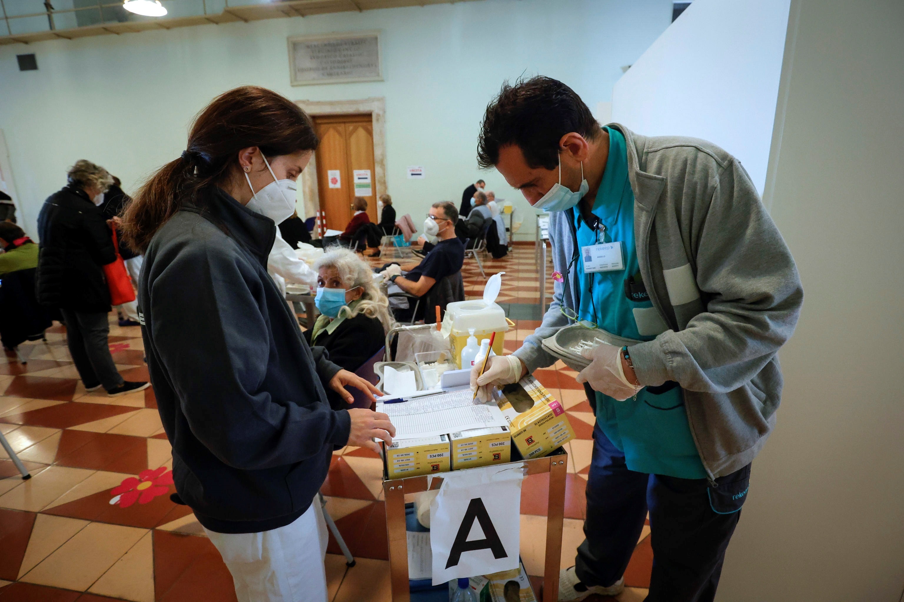 Trabajadores sanitarios administran la tercera dosis de la vacuna en un hospital de Roma.