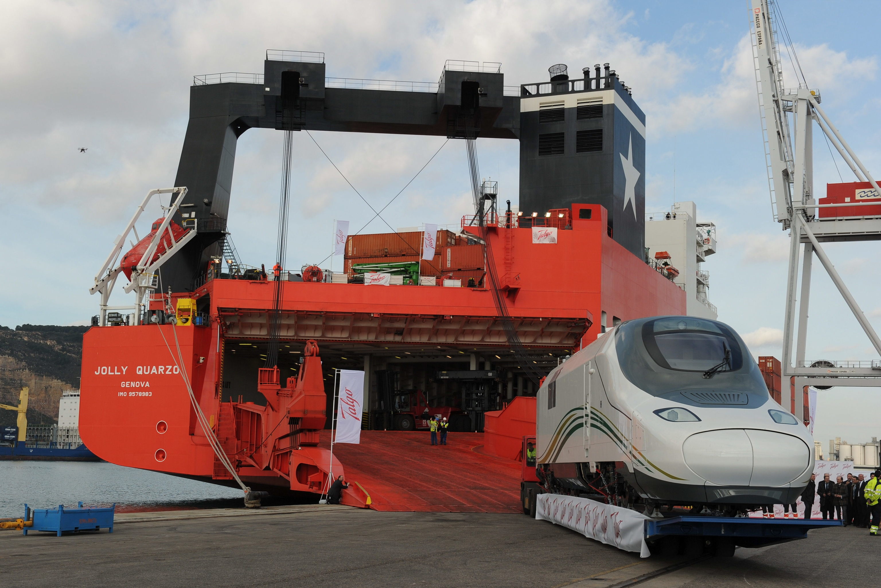 Embarque en Barcelona, en 2014, del primer AVE Talgo fabricado para Arabia Saud.