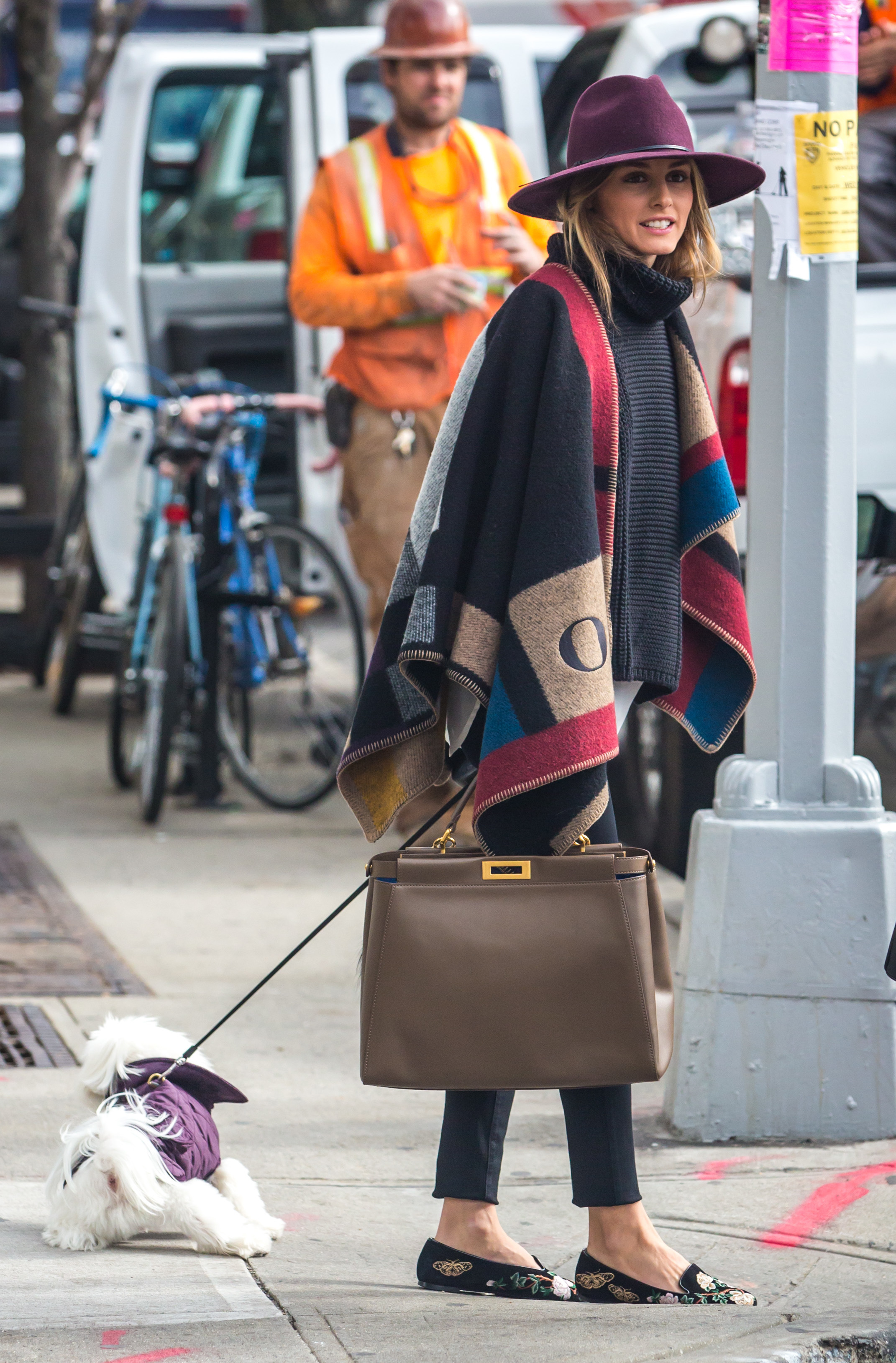 2014 fue el ao en que los ponchos de Burberry con las iniciales bordadas fueron un boom, que se lo digan a Olivia Palermo. La marca reedita una de sus prendas estrella tambin este invierno.