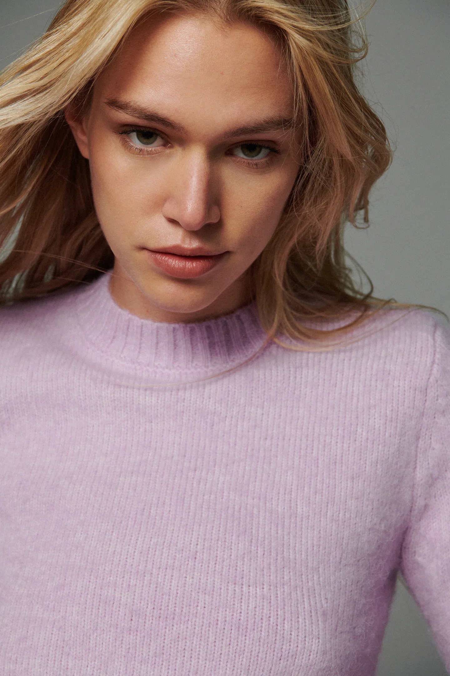 El jersey lila de Zara de precio imbatible que reinará en tu armario y otras buenas elecciones