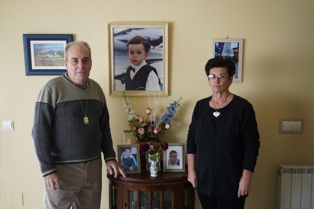 Bartolom Garca y Carmen Ruiz, con una foto de su hijo, ayer en su casa de Navacarnero (Madrid).