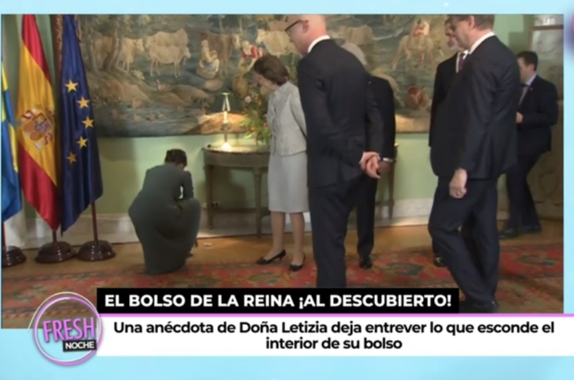 La Reina Letizia, agachada recogiendo sus cosas, en una imagen ofrecida por Telecinco.