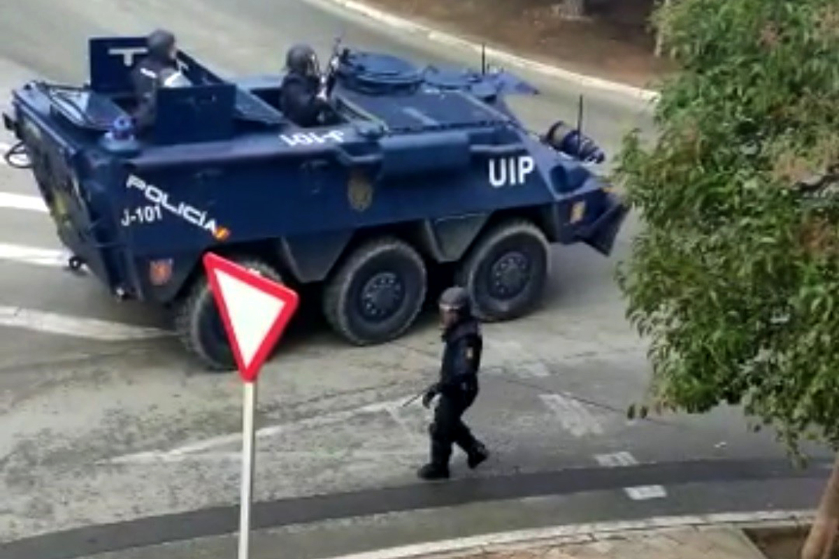 La tanqueta de la Polica, por las calles de Cdiz.
