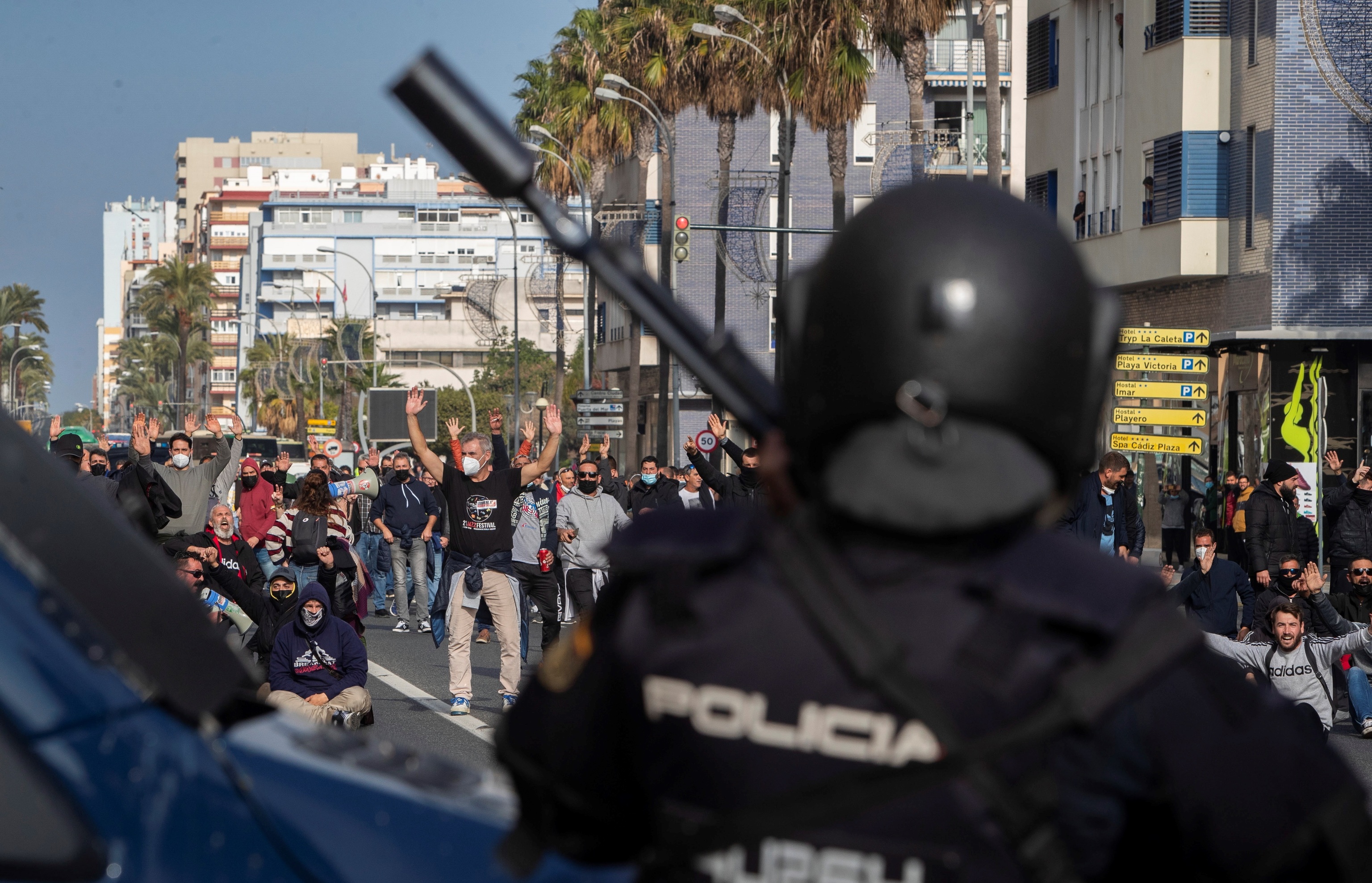 Un policía antidisturbios vigila una de las manifestaciones de trabajadores del metal esta semana en Cádiz.