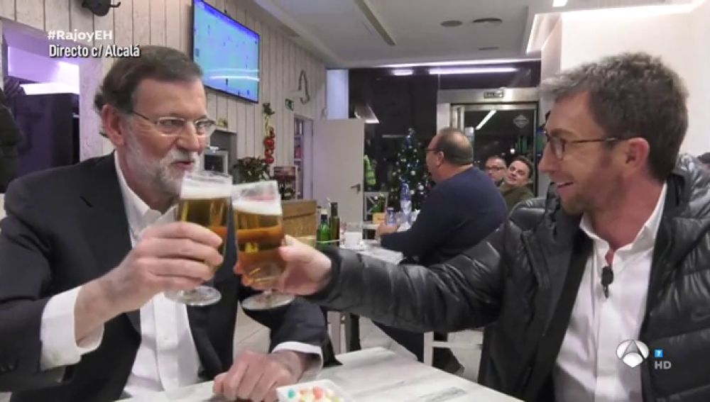 Rajoy brinda con Motos en un bar cercano al plató de El Hormiguero en 2009.