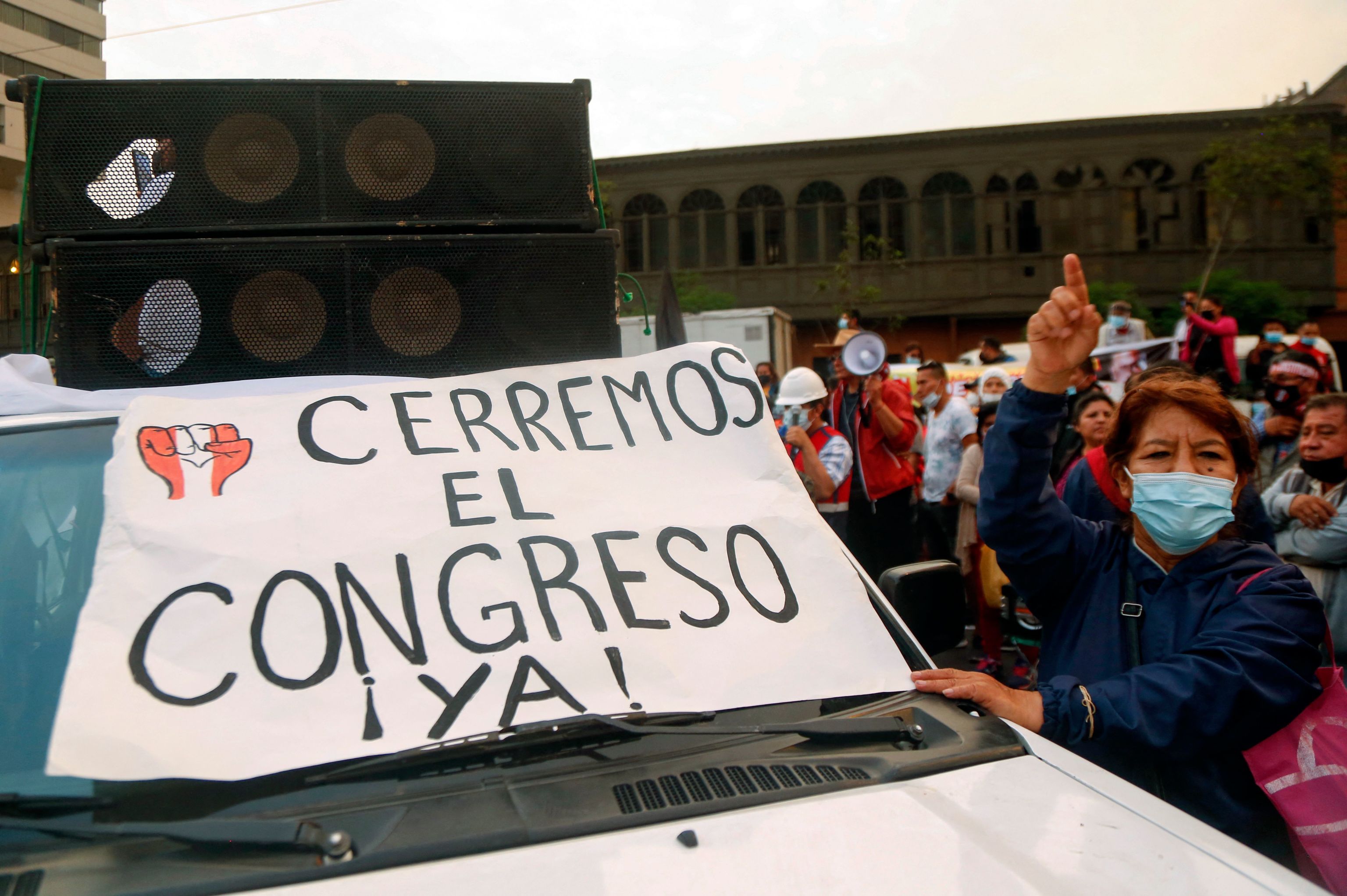 Seguidores de Pedro Castillo se manifiestan delante del Congreso.