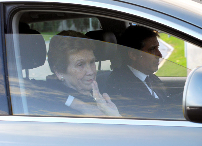Rita Violeta Álvarez y su hijo, Emilio Aragón, en el interior de un coche.