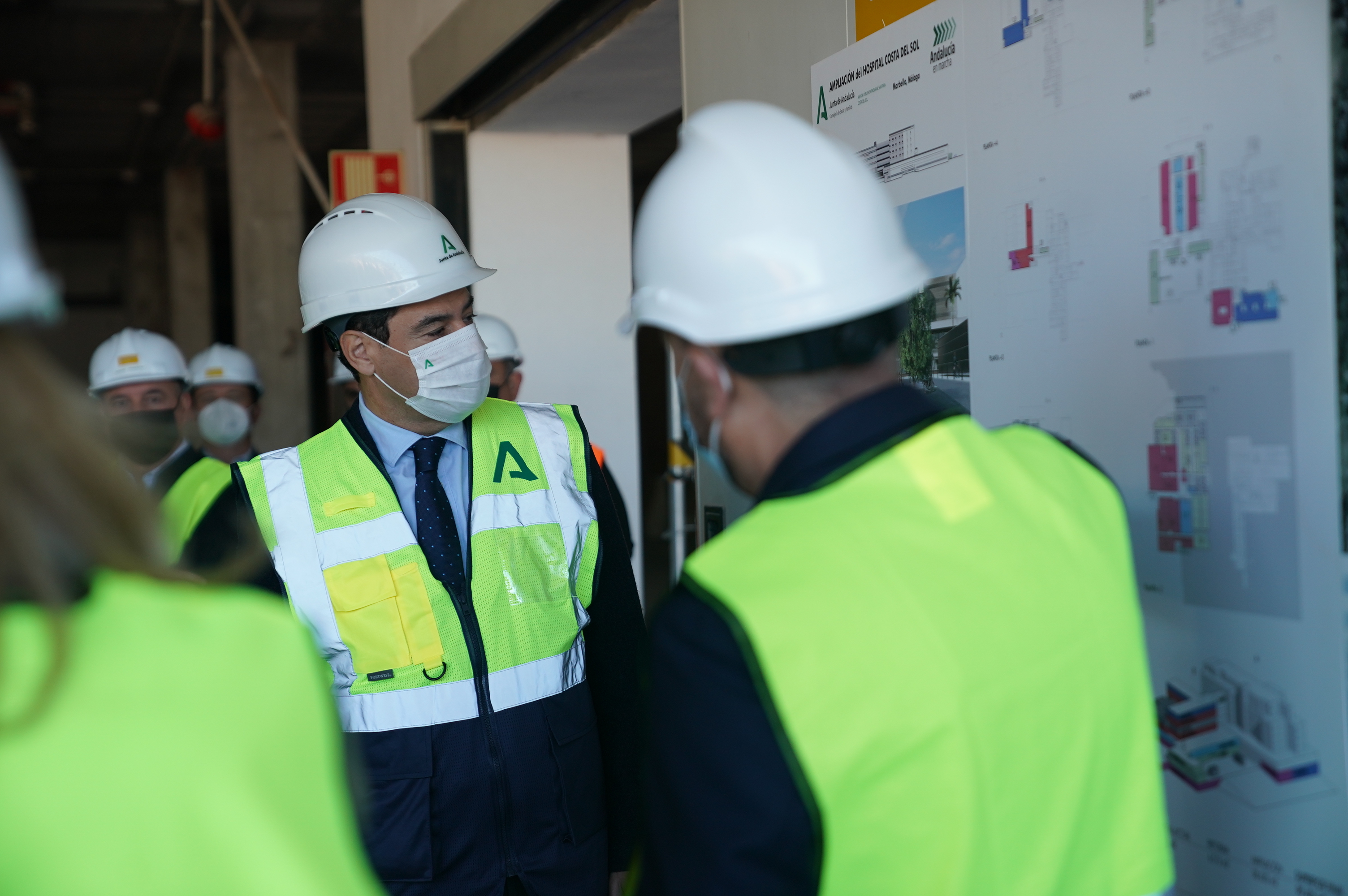 El presidente de la Junta, Juanma Moreno, en las obras de ampliacin del Hospital de la Costa del Sol.