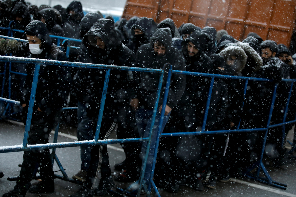 Migrantes en la frontera bielorrusa durante las nevadas.