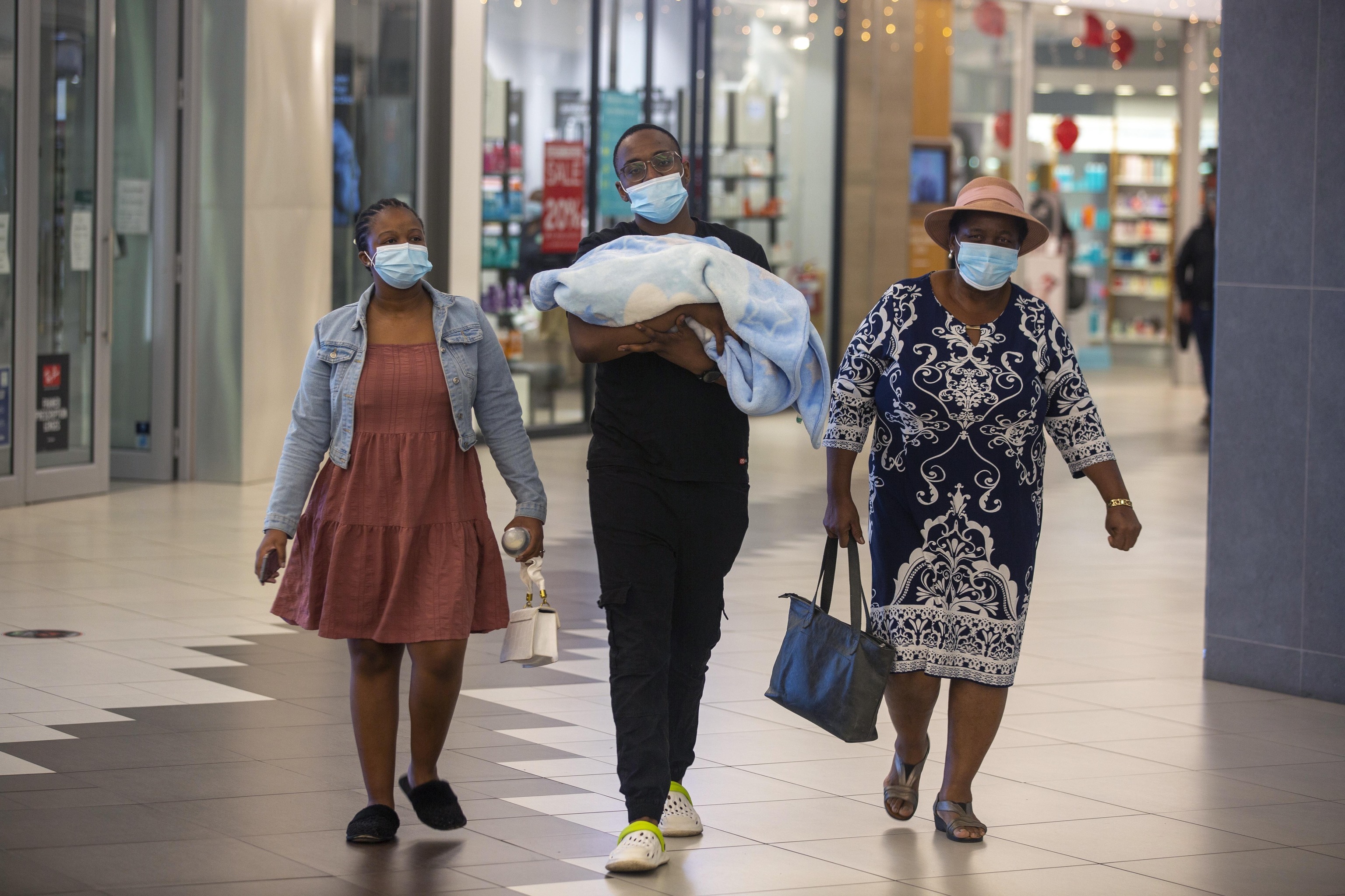 Personas con mascarillas en Johannesburgo, Sudfrica.