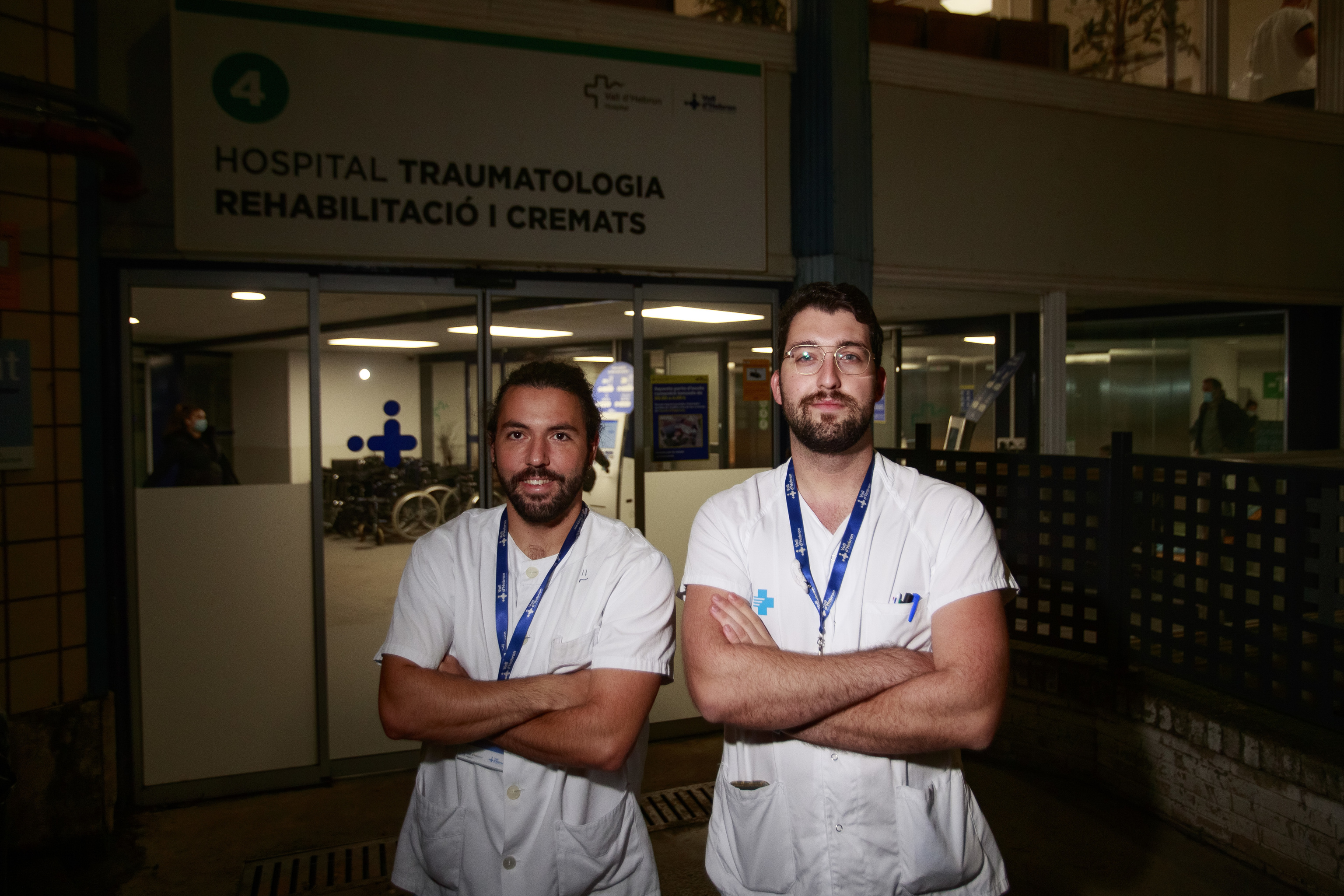 Los enfermeros andaluces José y Raúl en el Hospital de Vall d'Hebron.