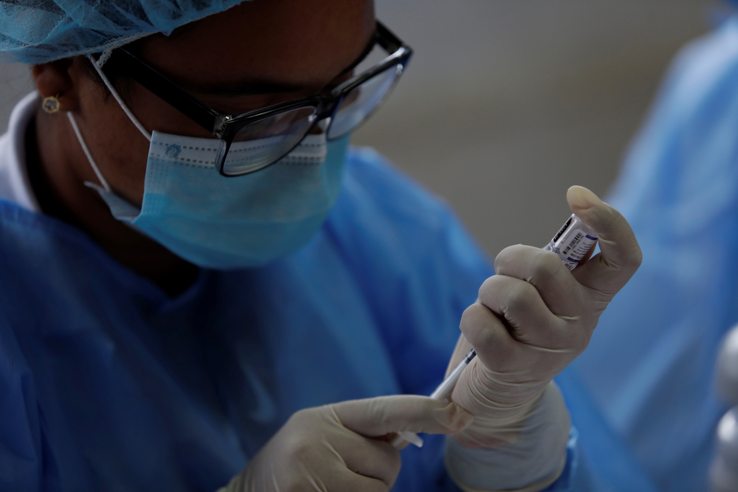 Personal mdico prepara una dosis de la  vacunaPfizer en el centro de salud de El Chorrillo en ciudad de Panam.