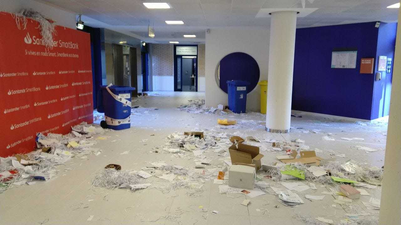 Las instalaciones de la UJI se encuentran llenas de papeles tirados por el suelo por la huelga del personal de limpieza.