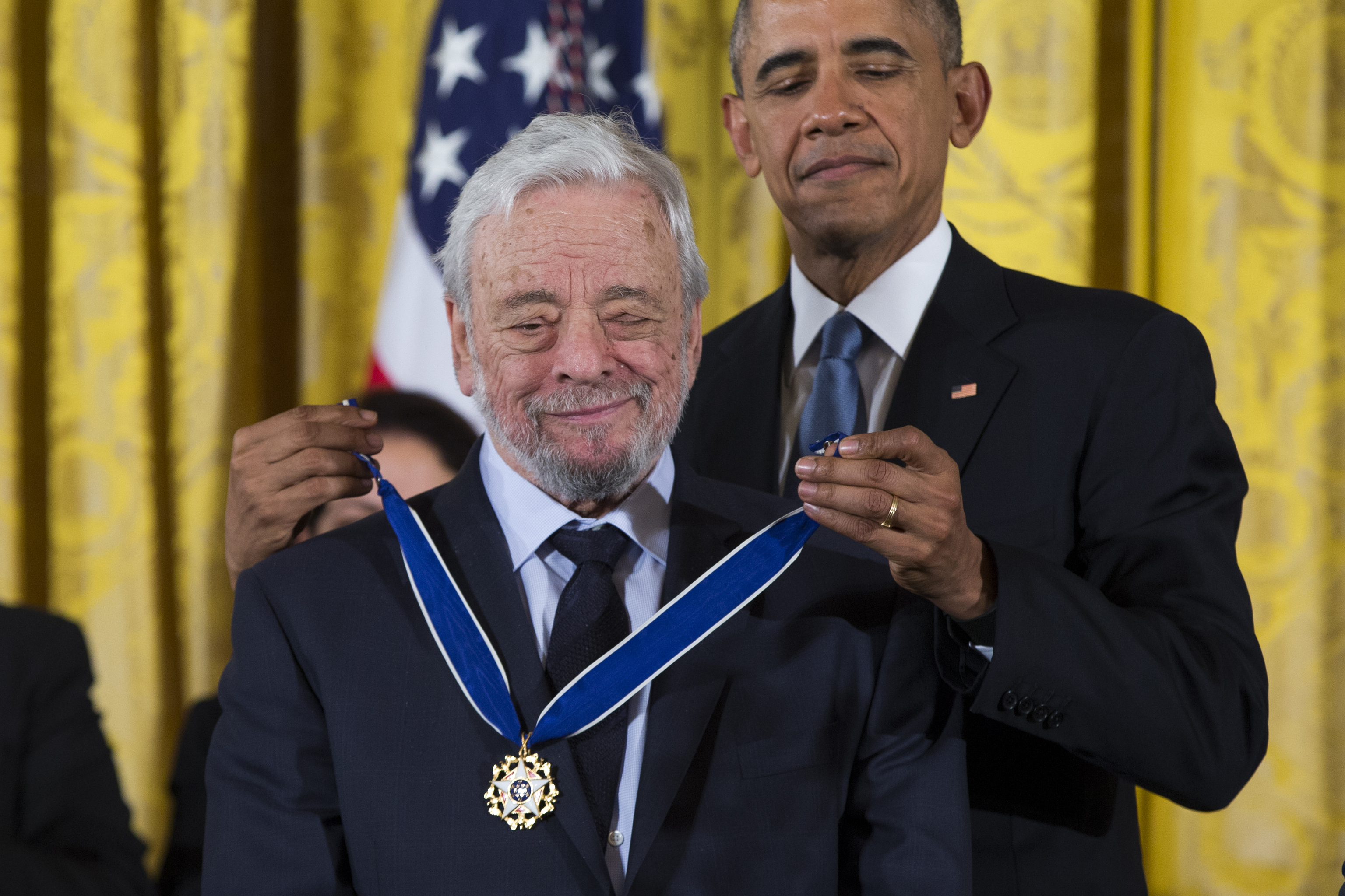 Stephen Sondheim recibe de Barack Obama la Medalla de la Libertad en 2015.