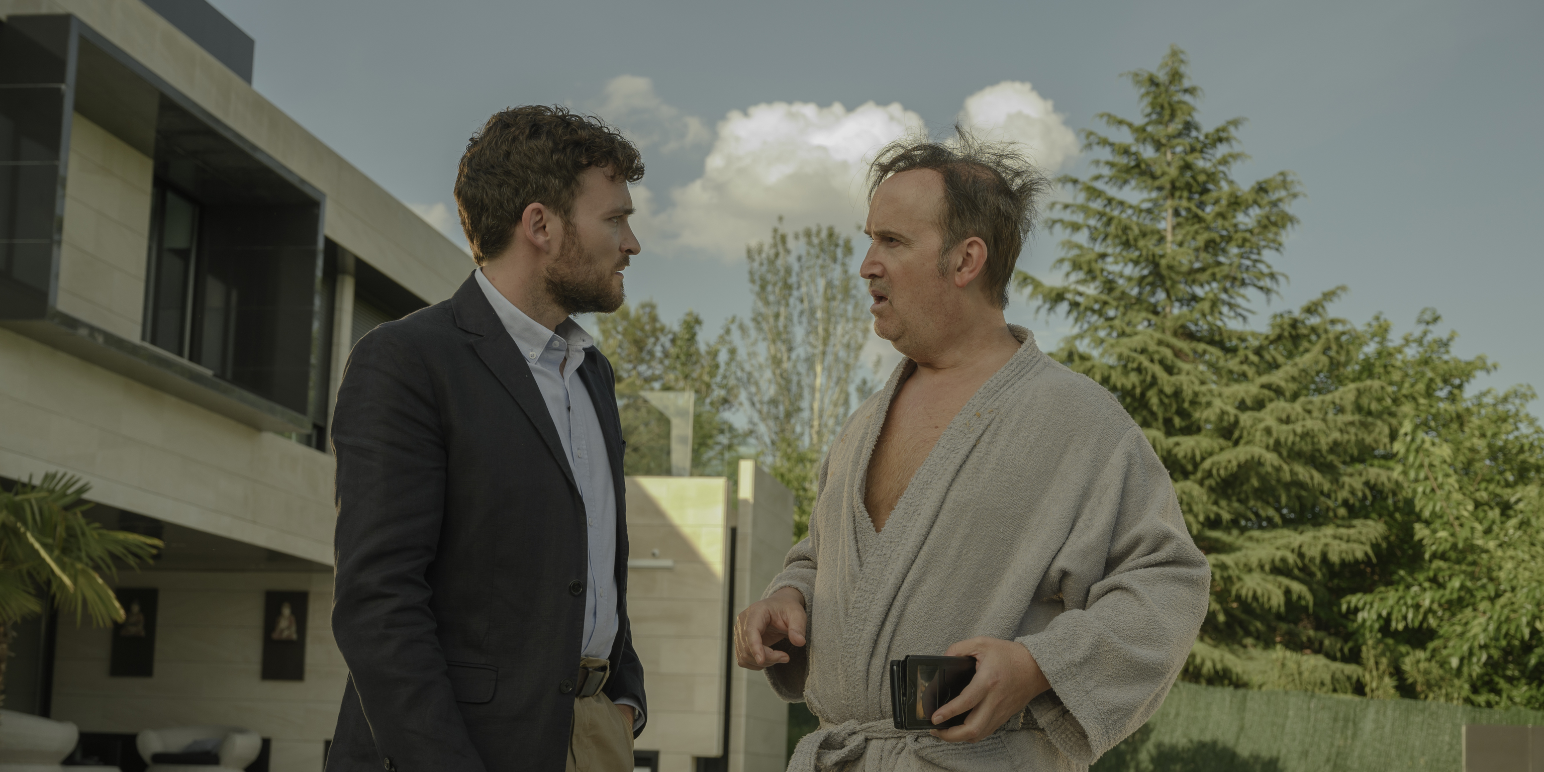 Javier Cámara y Adam Jezierski en la serie de HBO MAX.