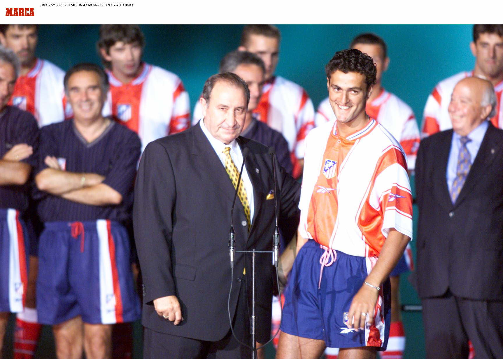 Jesús Gil, junto a Kiko, en la presentación del Atlético 99/00.