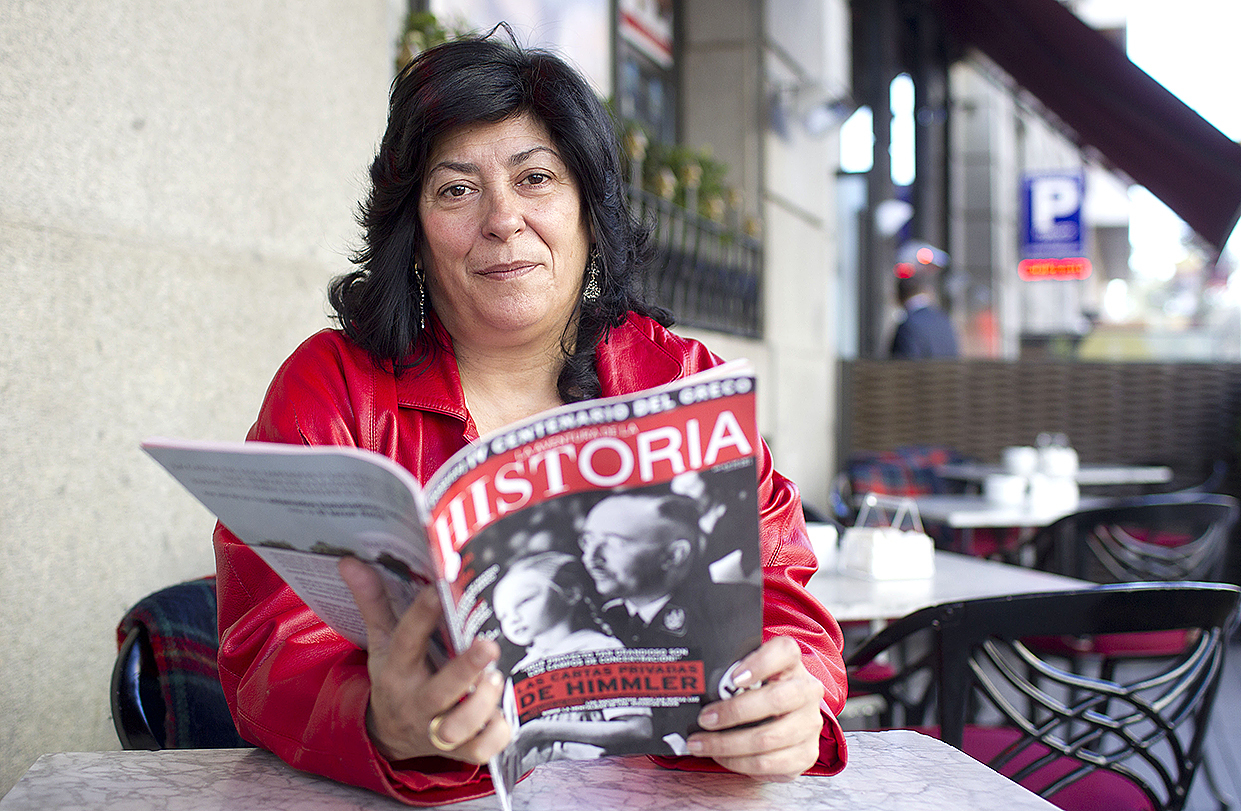Almudena Grandes con un ejemplar de la revista 'Historia'.