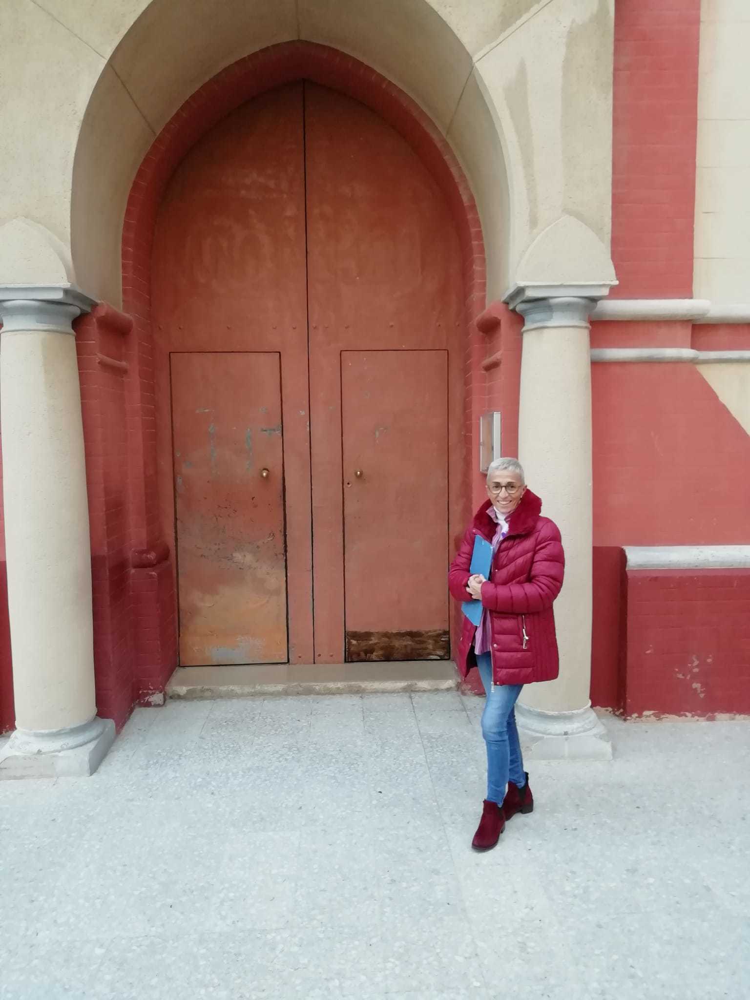 Claudia Ávila a las puertas de su iglesia.