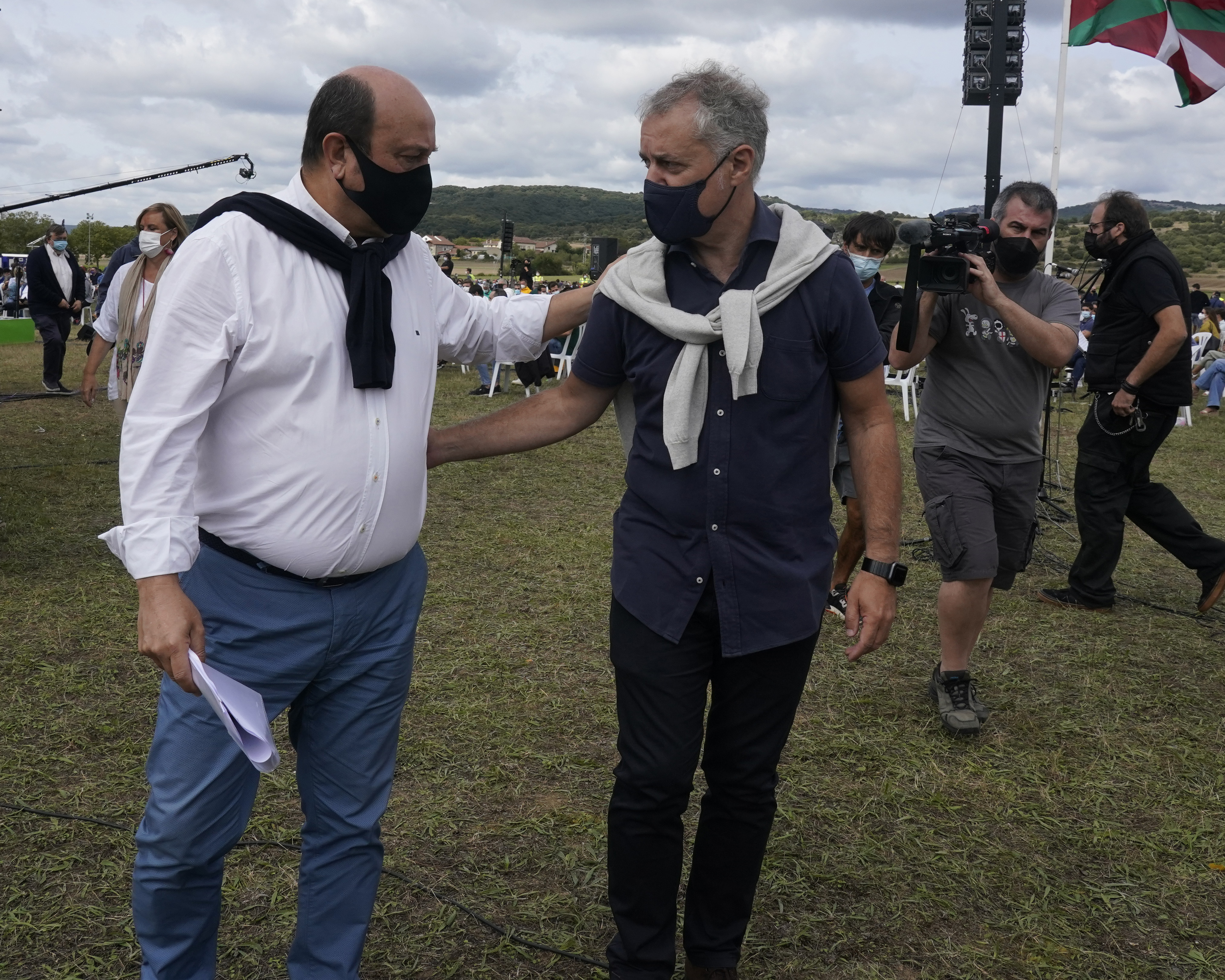 Ortuzar y Urkullu se saludan durante el último Día del PNV celebrado en las campas de Foronda junto a Vitoria.