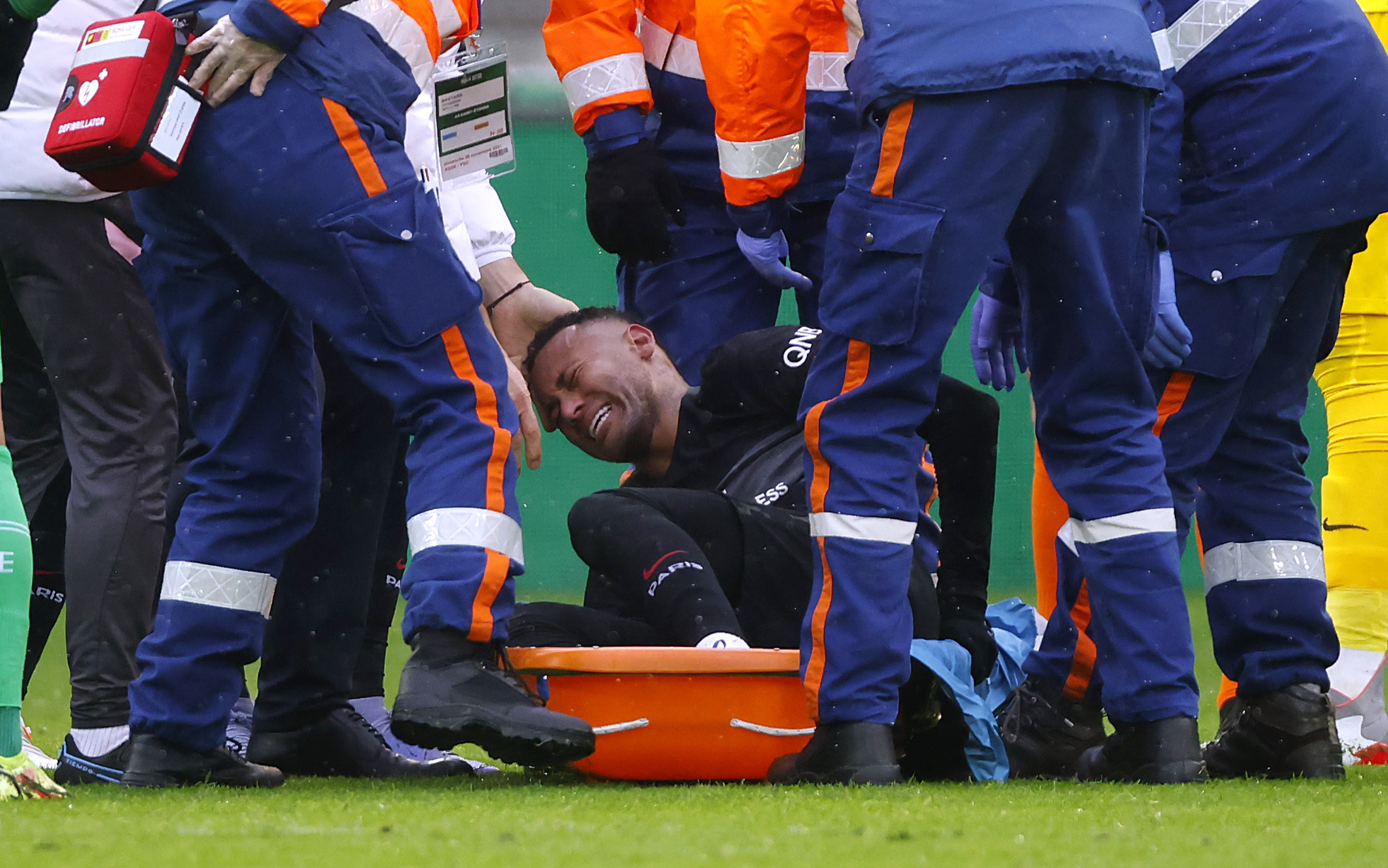 Neymar, lesionado en el tobillo.