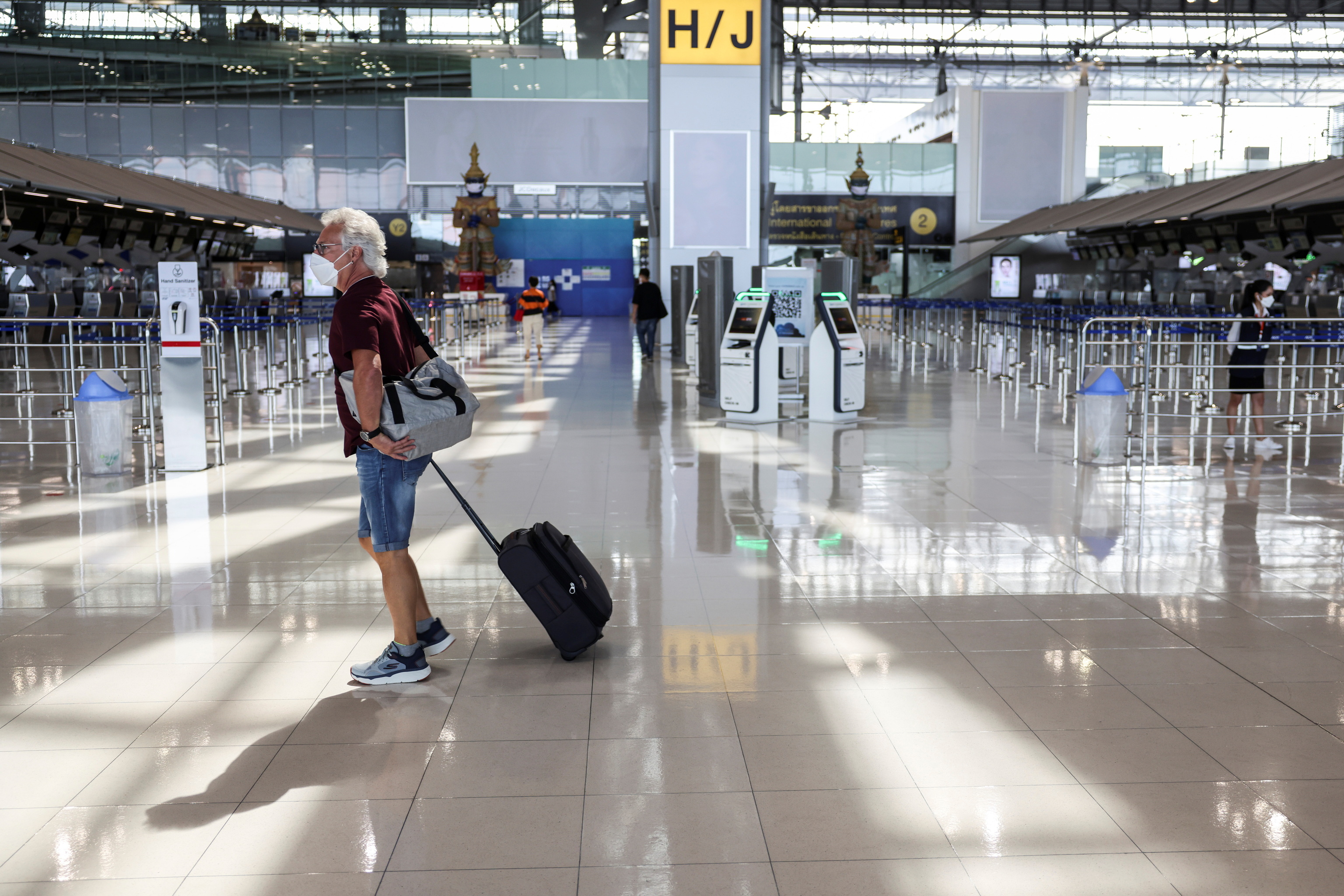 Un extranjero camina dentro del aeropuerto internacional Suvarnabhumi de Bangkok mientras Tailandia prohbe la entrada de 8 pases africanos debido a la nueva variante Omicron del coronavirus, Bangkok