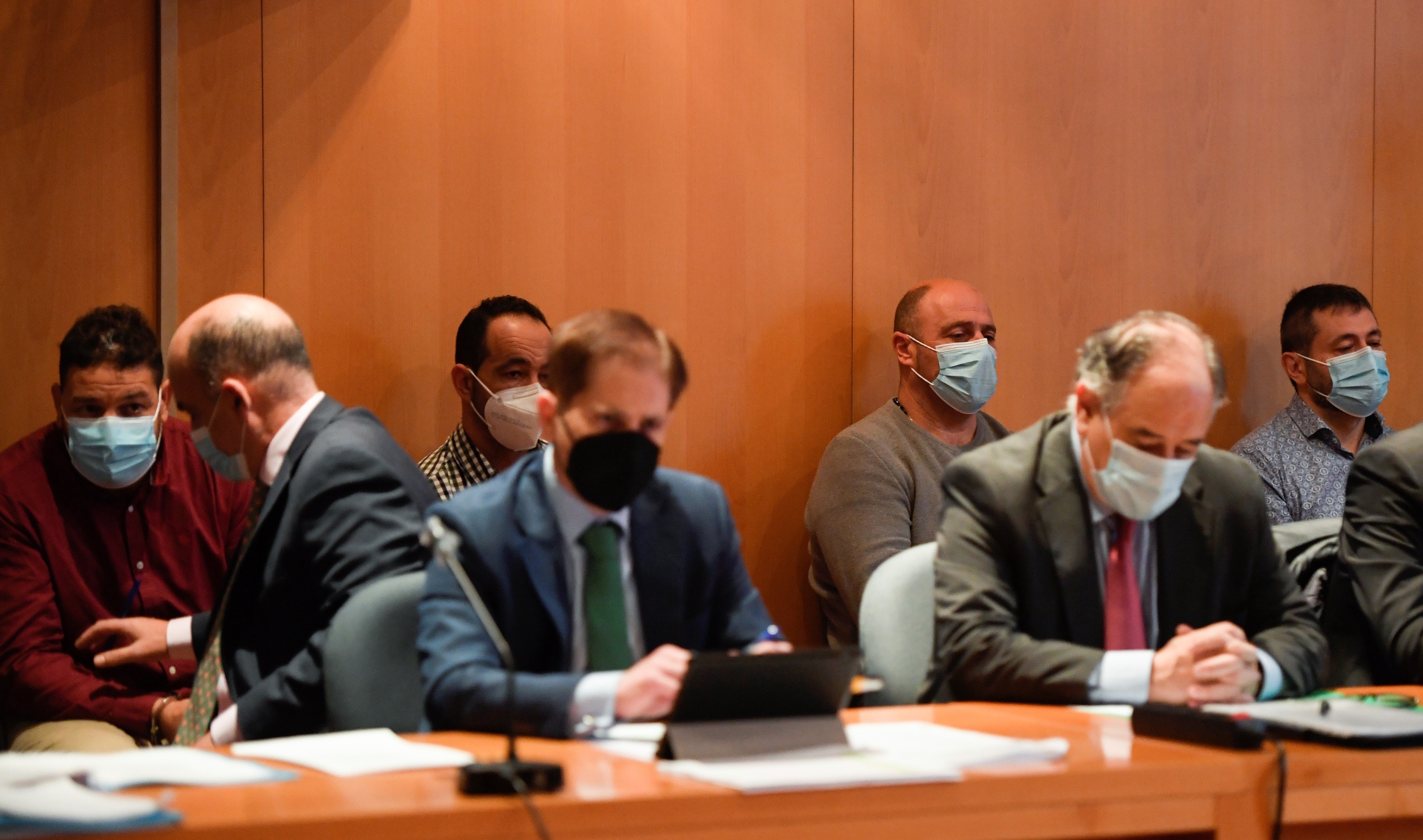 Los acusados, detrás de sus abogados durante la sesión del pasado viernes en la Audiencia Provincial de Oviedo.