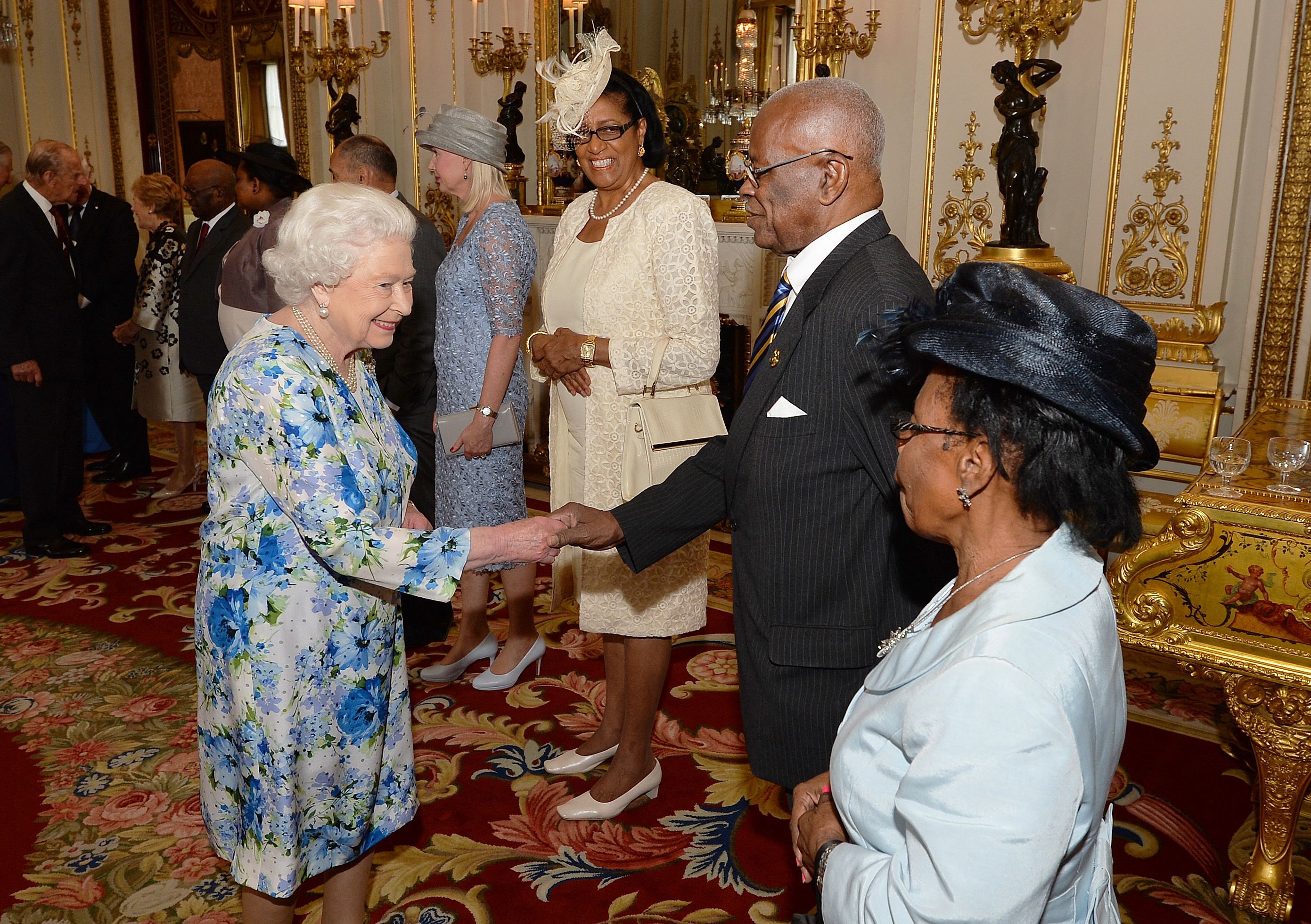 Isabel II, jefa de la Commonwealth, saluda al gobernador general de Barbados.