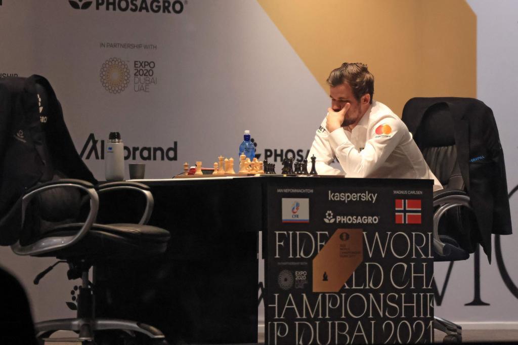 Magnus Carlsen, frente al tablero.
