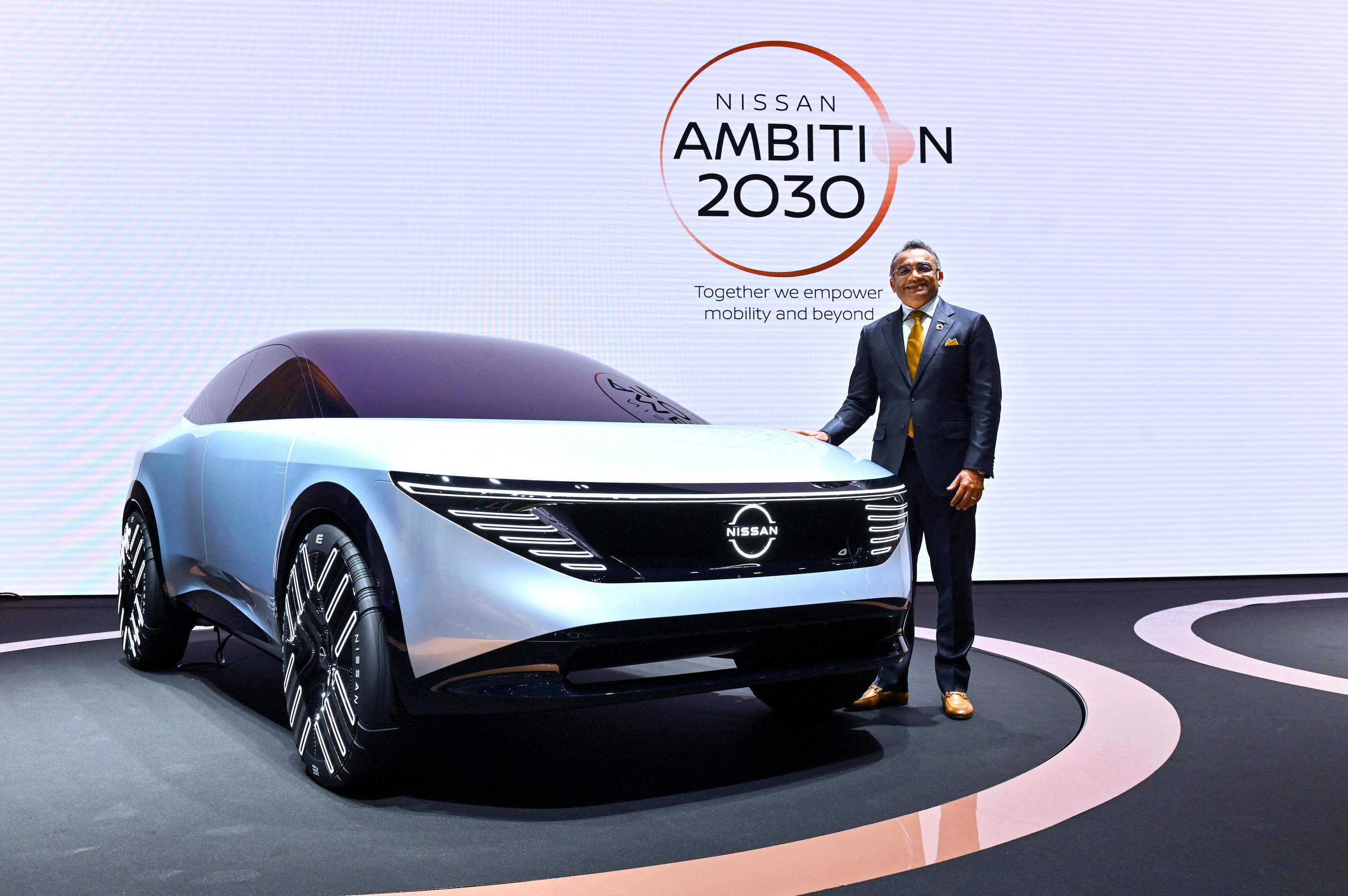 Ashwani Gupta, director de operaciones de Nissan, posa con el futuro vehículo eléctrico en la sede del grupo en Yokohama.
