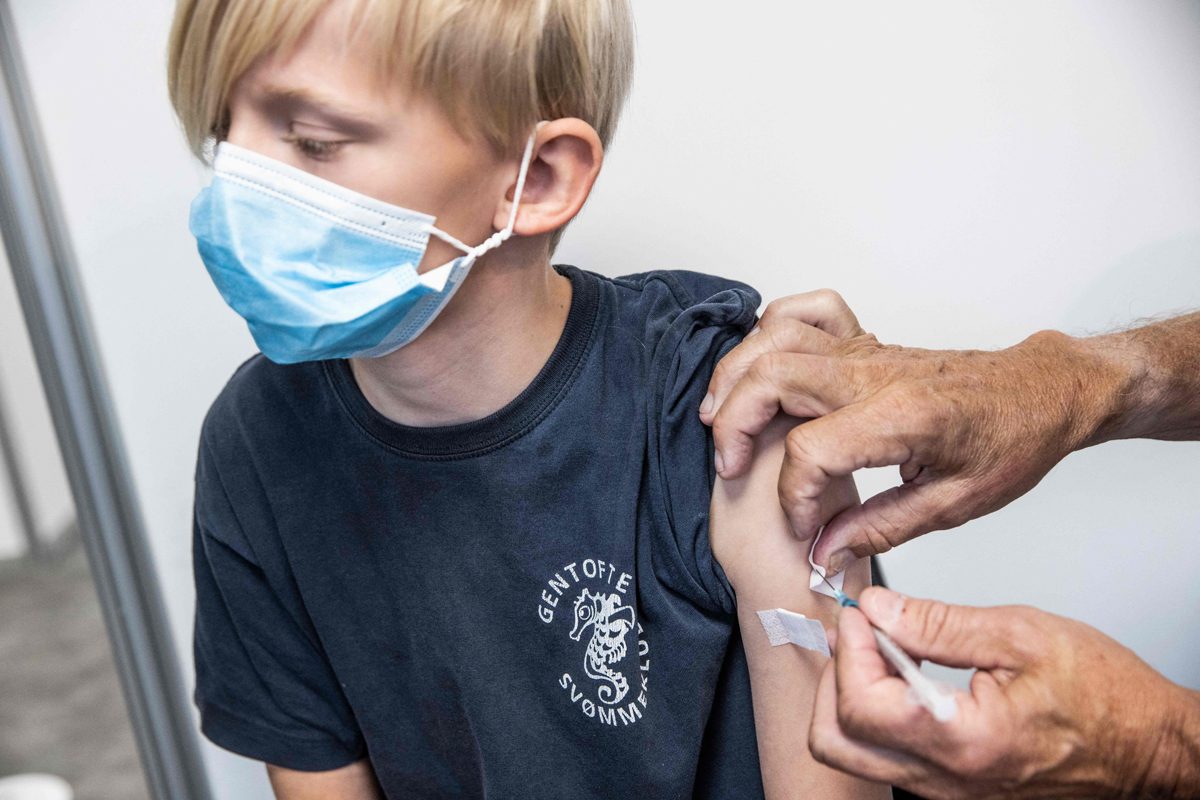Un niño recibe la vacuna contra el Covid en Dinamarca.