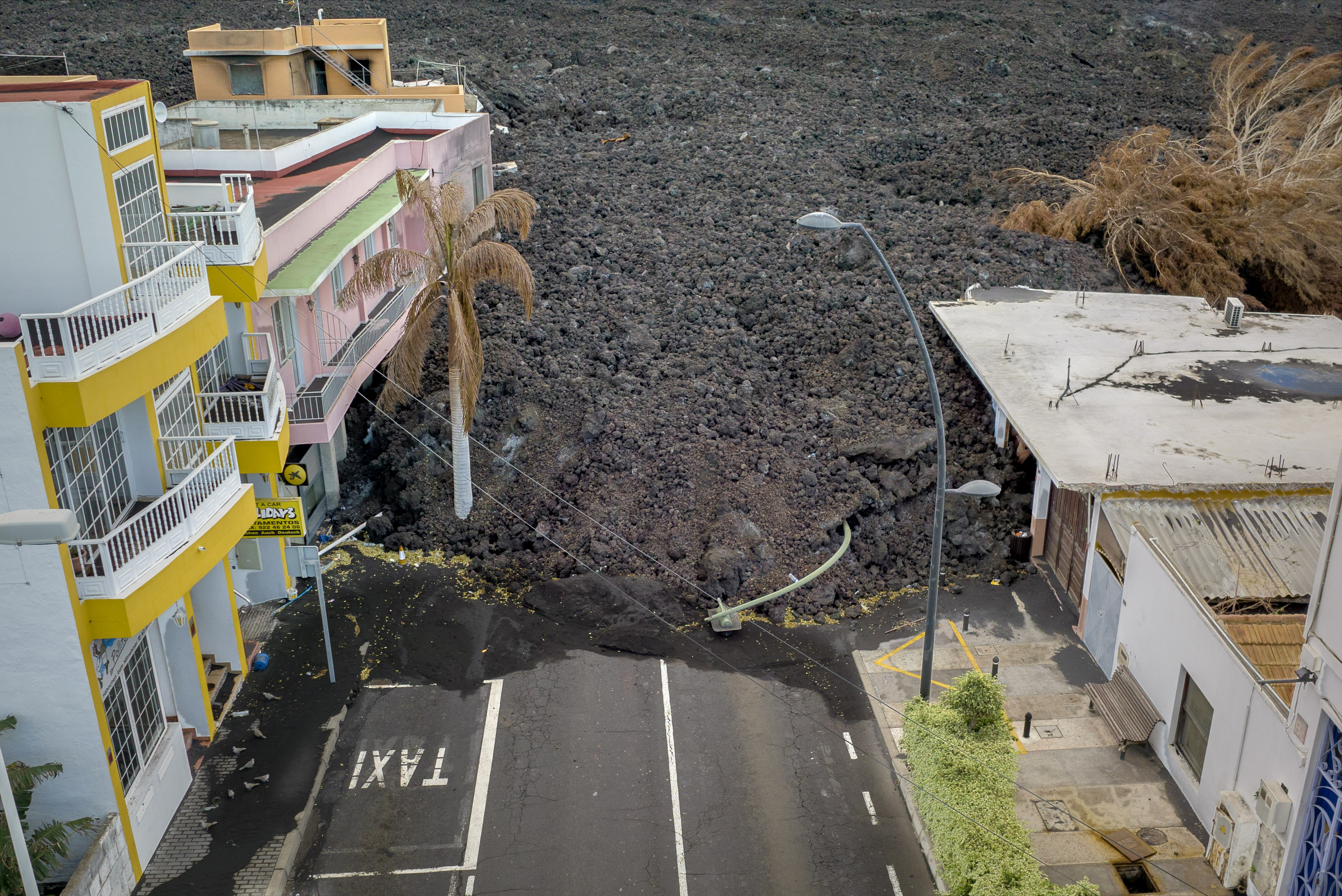 Una colada de lava invade nuevas zonas de La Laguna (La Palma)