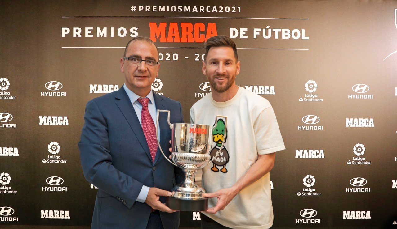El director de Marca, J.I.Gallardo, entrega el Premio Pichichi a Messi.