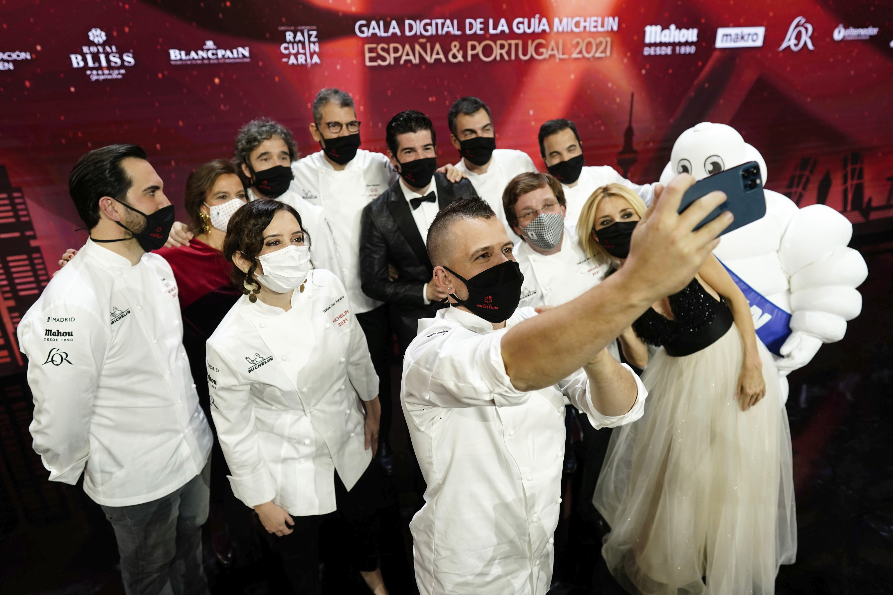 David Múñoz, con Isabel Díaz Ayuso y Martínez-Almeida durante la gala de la Guía Michelin España y Portugal 2021