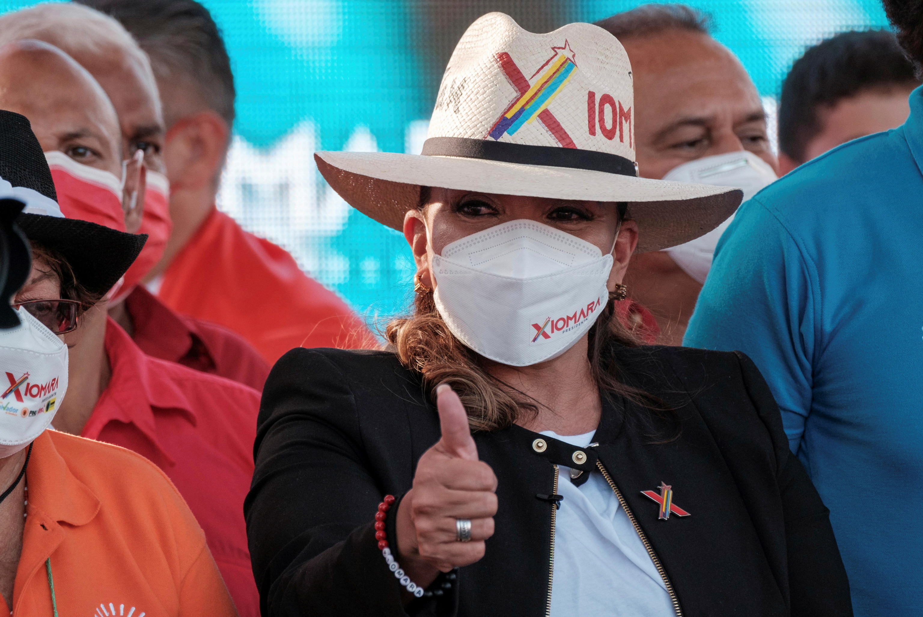 Xiomara Castro durante la campaña en San Pedro.