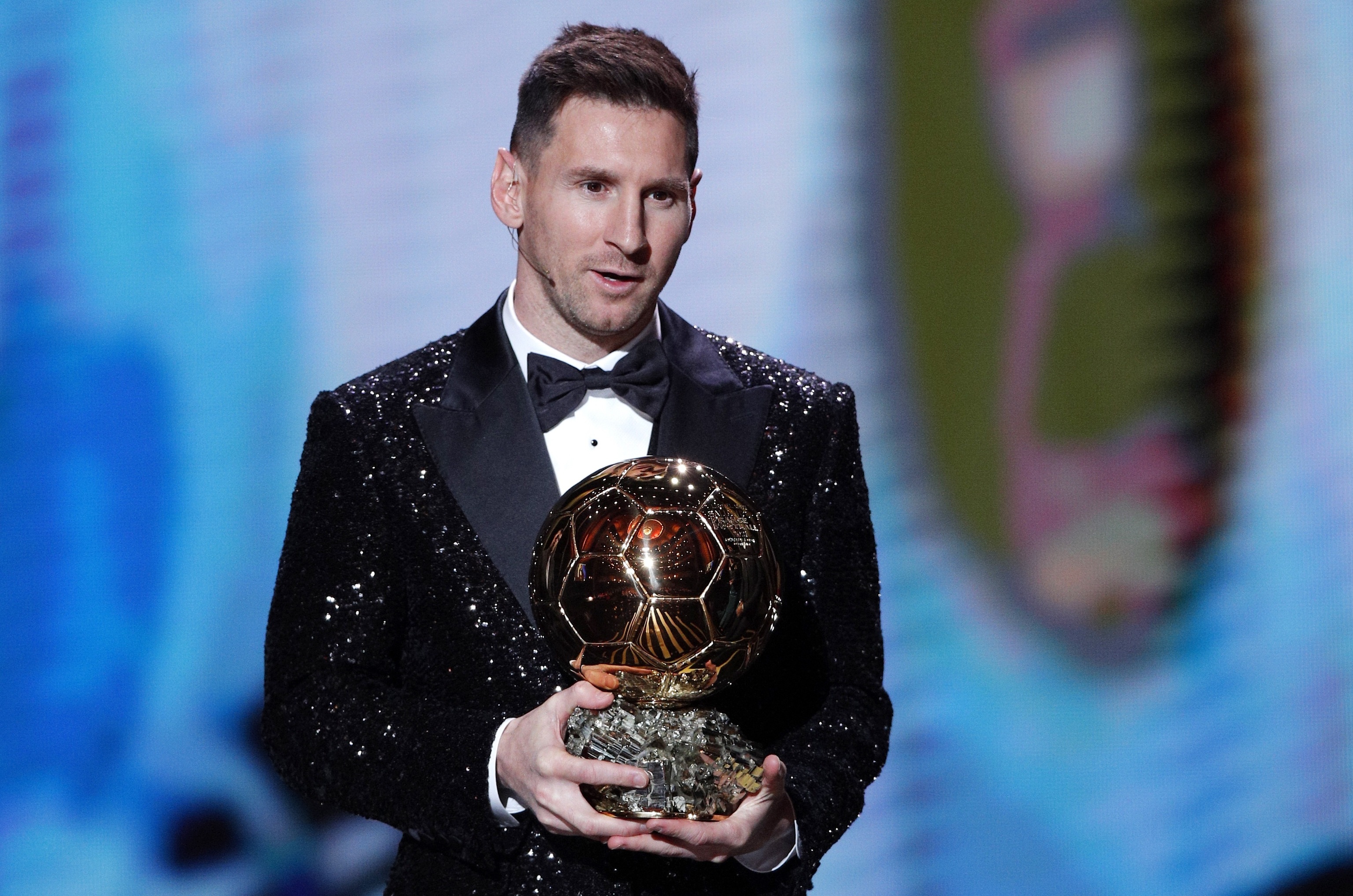Messi, con su trofeo, en el Théâtre du Châtelet.