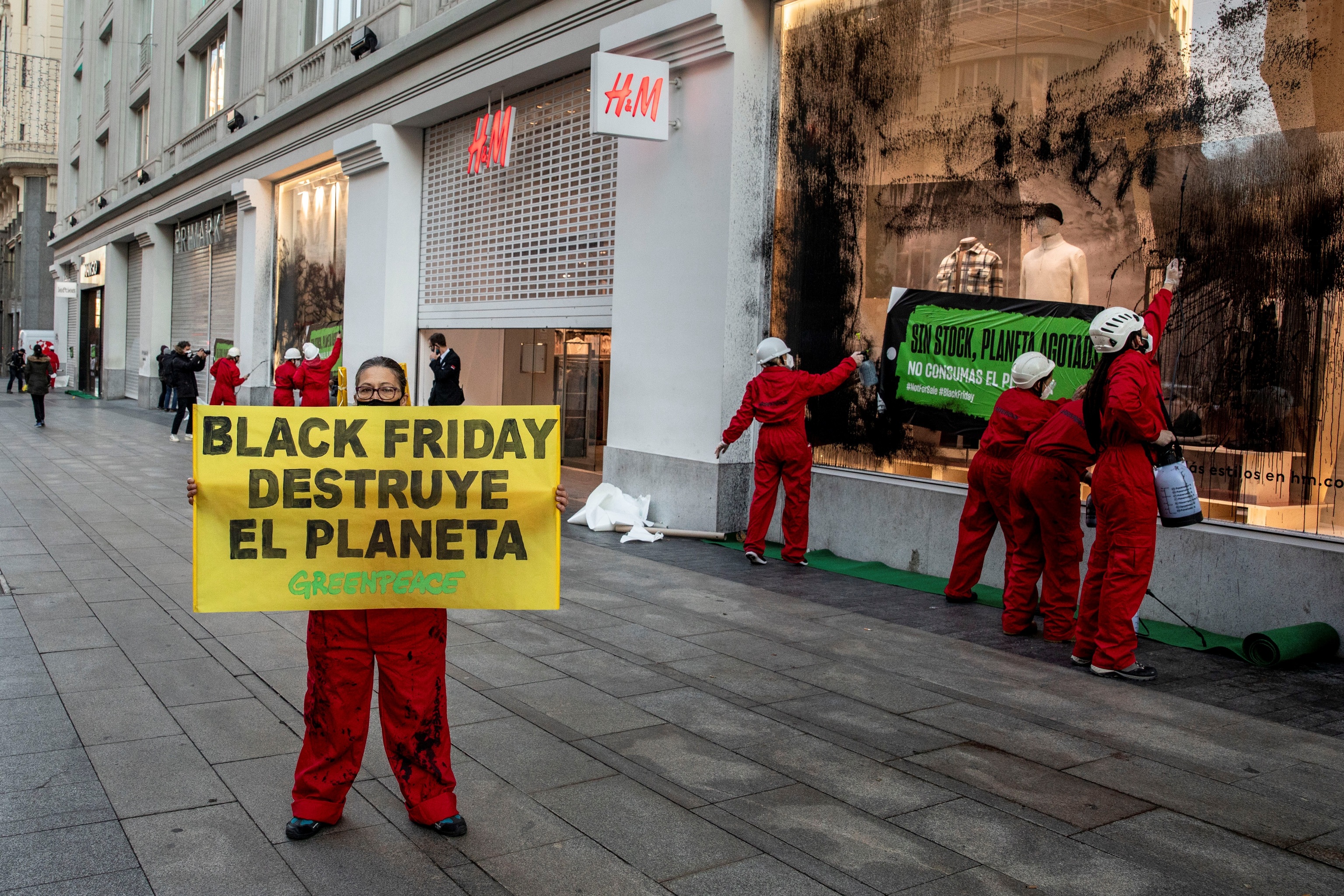 Activistas de  Greenpeace  protestan contra las consecuencias del consumismo desatado.
