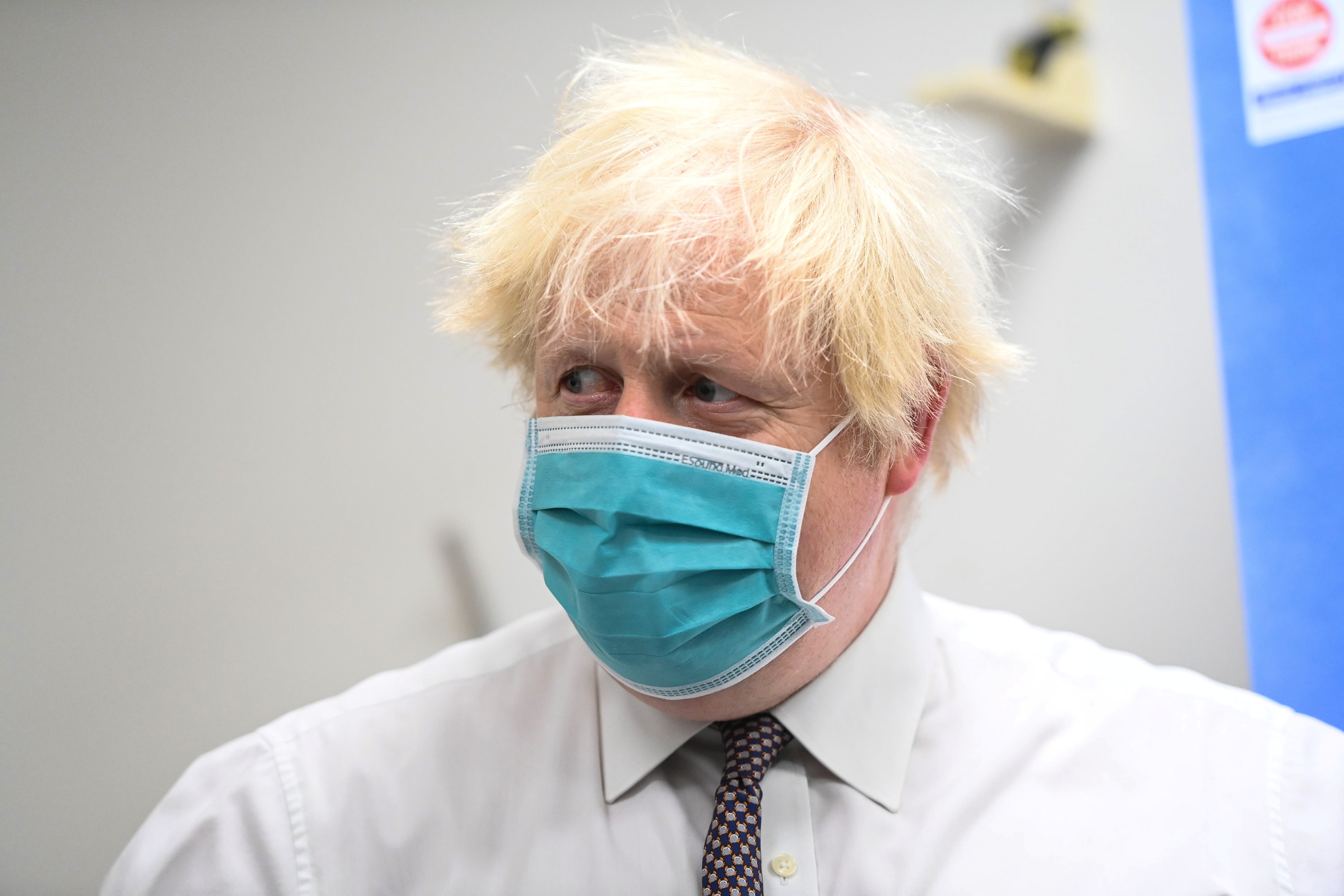 El primer ministro británico, Boris Johnson, en un centro de vacunación contra el Covid.