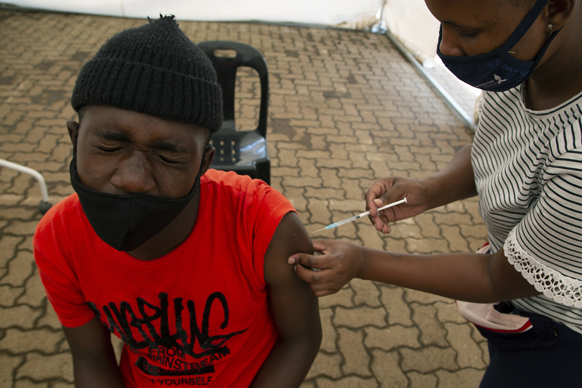 Un hombre recibe la vacuna contra el Covid en Soweto, Sudfrica.