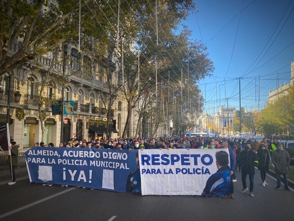 Centenares de policías municipales se manifiestan en Madrid por un acuerdo laboral "digno"