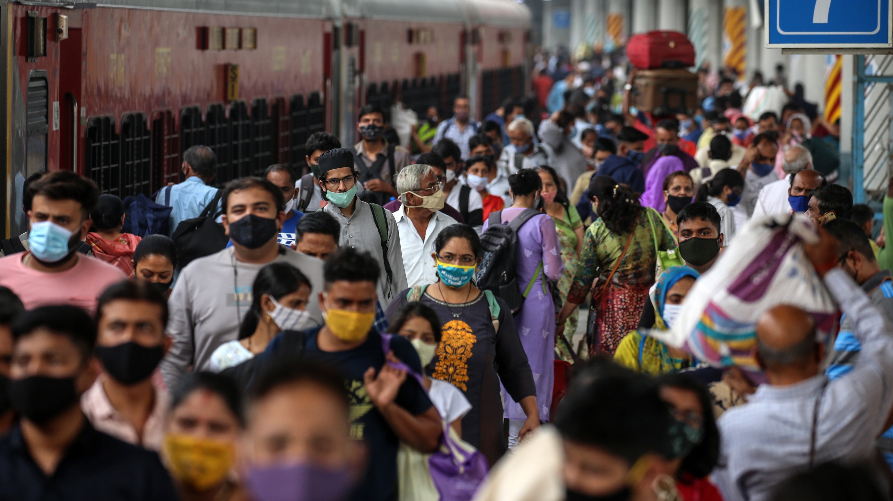 Pasajeros con mascarilla en la estacin de trenes de Mumbai, India, donde se han endurecido las medidas de control de la pandemia debido a la variante micron.