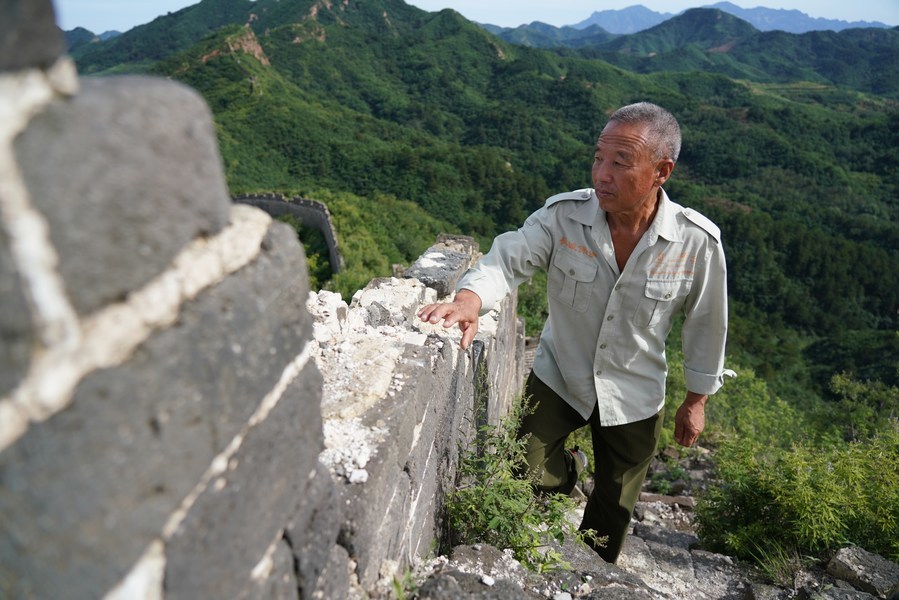 Zhang Heshan patrulla la Gran Muralla Chengziyu en Qinhuangdao, provincia de Hebei, en el norte de China.