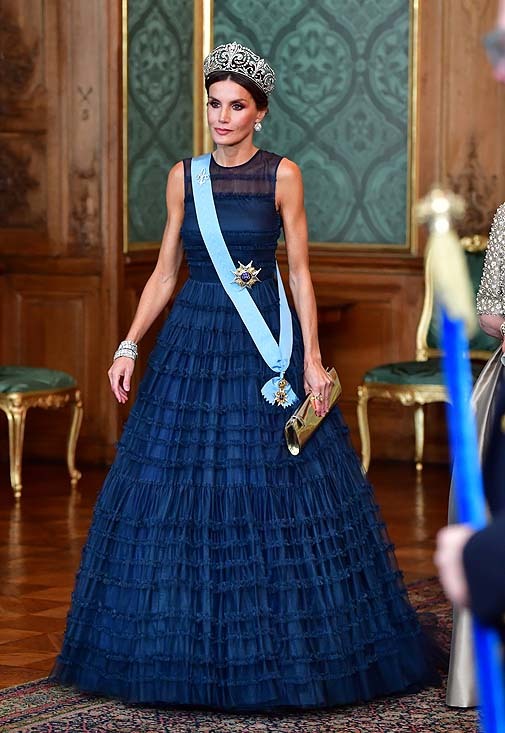 Doña Letizia con vestido de la línea Conscious de H&M y la tiara Flor de Lis.