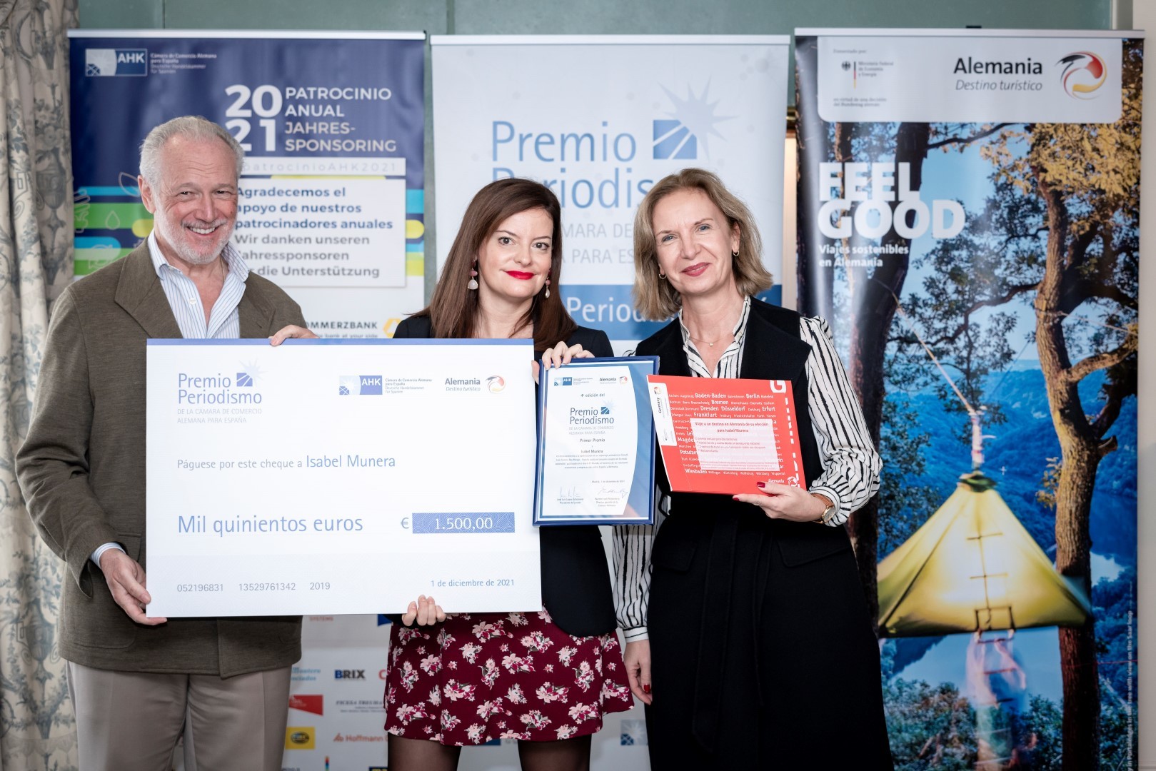 Isabel Munera recibe el premio de manos de directivos de la Cmara de Comercio Alemana para Espaa.