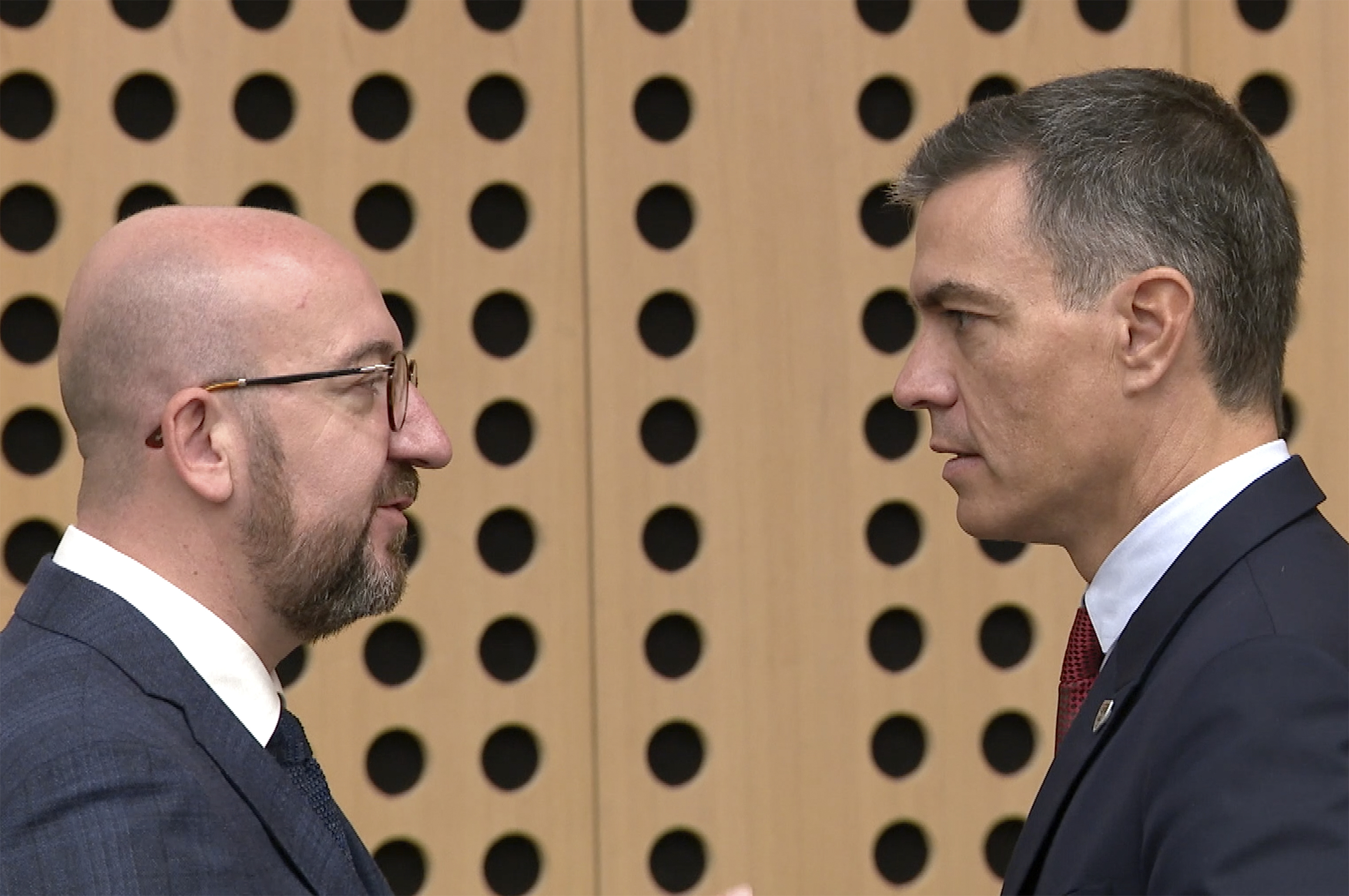 El presidente del Gobierno, Pedro Sánchez, conversa con el presidente del Consejo Europeo, Charles Michel en la cumbre del pasado octubre en Eslovenia.