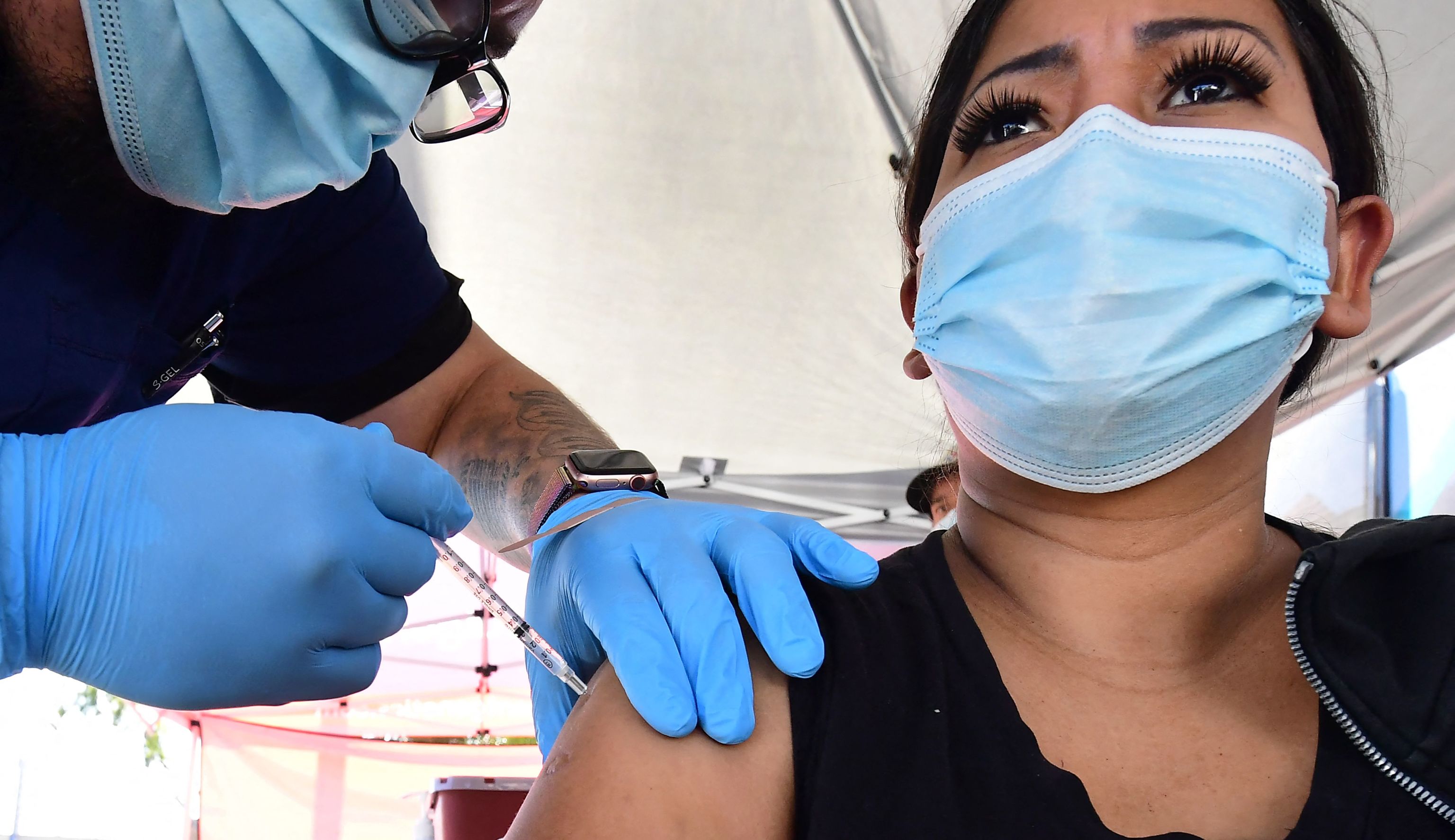 Una mujer recibe una dosis de refuerzo de la vacuna de Pfizer en California (EEUU).