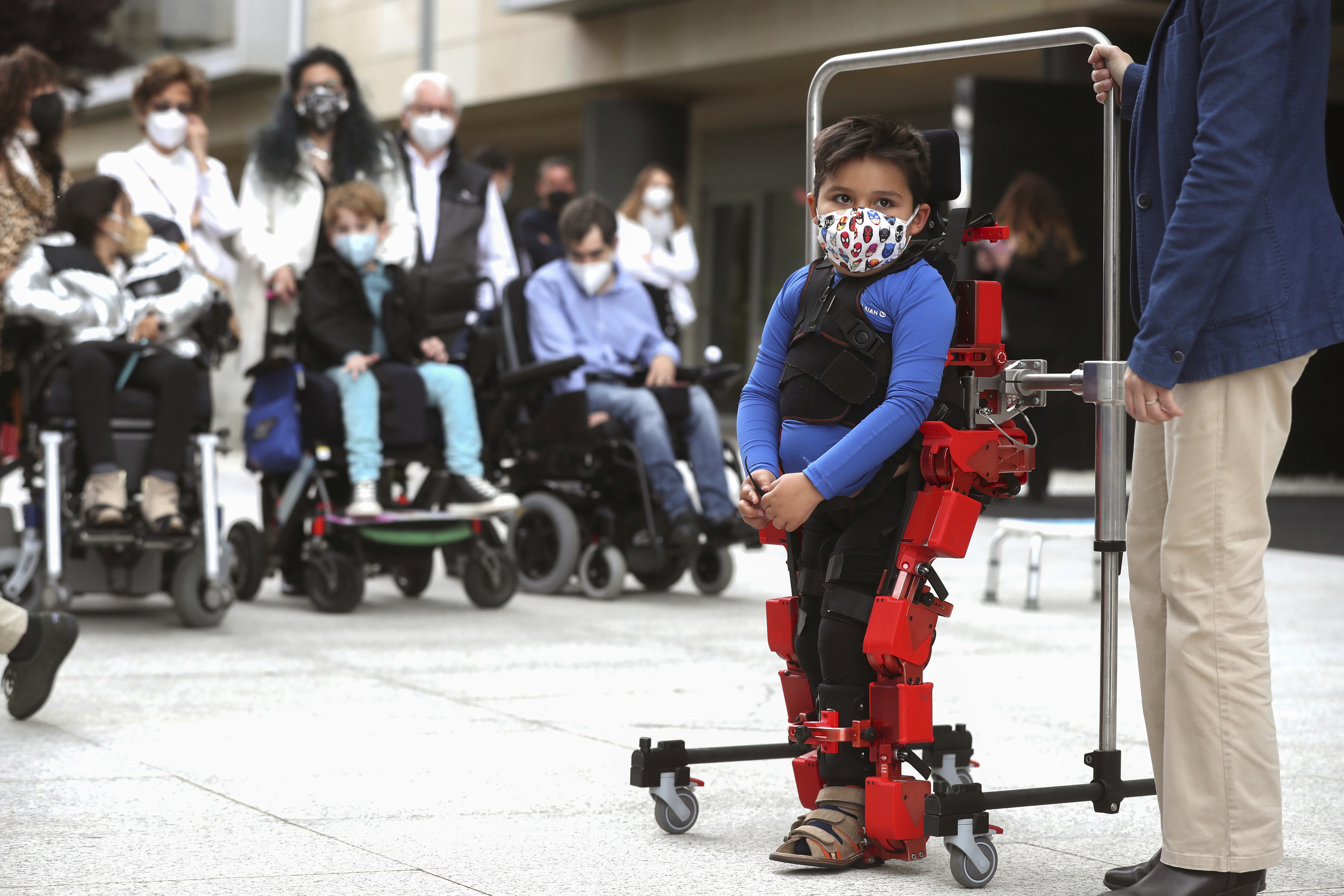 El pequeño Víctor Millo con el primer exoesqueleto pediátrico del mundo para pacientes afectados por atrofia muscular espinal.