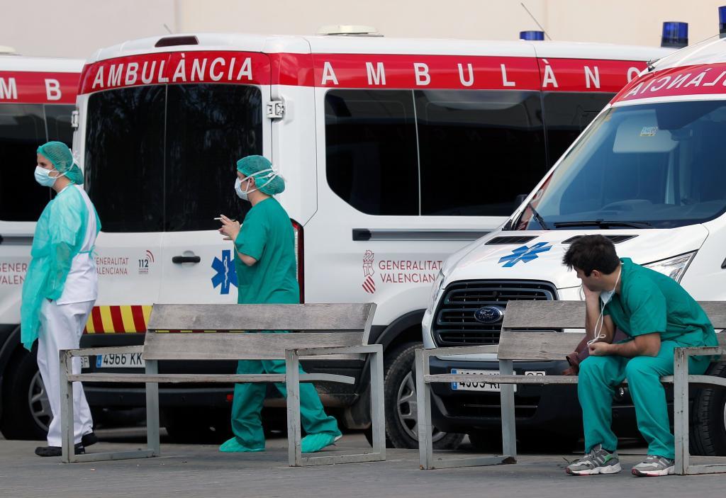 Sanitarios descansan, en un hospital de Valencia.