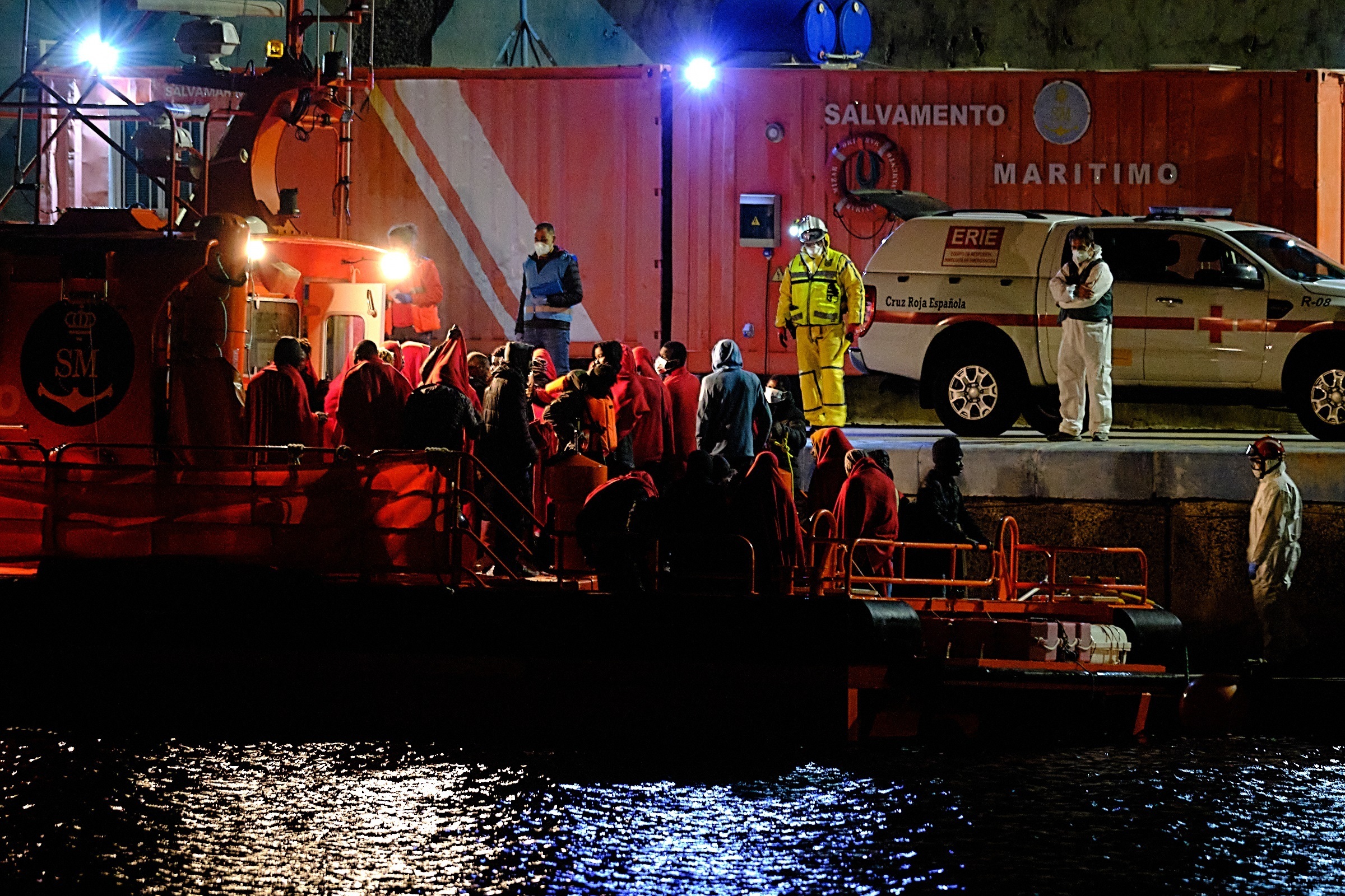Salvamento Marítimo rescata cinco pateras con 283 subsaharianos, entre ellos  un menor fallecido, al sur de Fuerteventura | España
