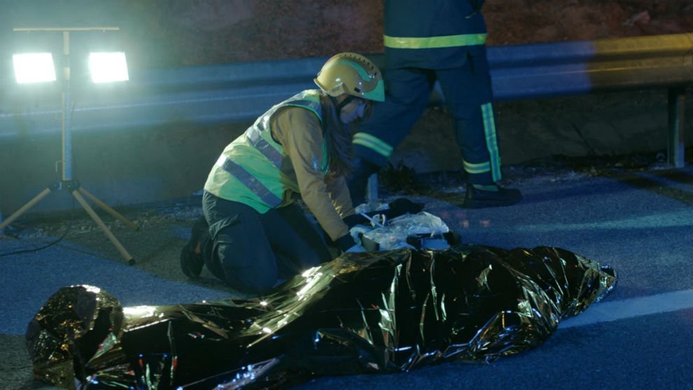 El cadáver de una víctima de accidente de tráfico en la carretera. Captura de un vídeo de campaña de la DGT.